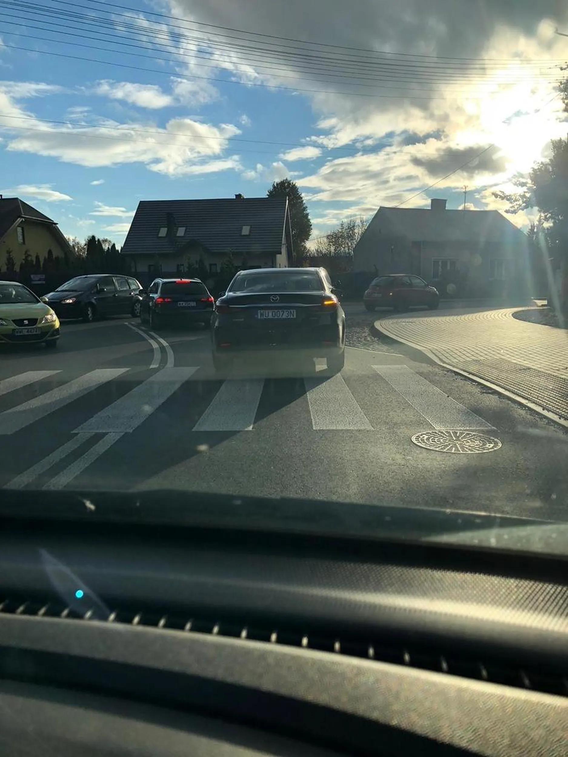 Kierowca wymusza pierwszeństwo, wyprzedzając prawie wjechał w nadjezdzajacy z przeciwnej strony samochód, ciągle siedzi na tyle innych pojazdów, trzyma się bardzo blisko