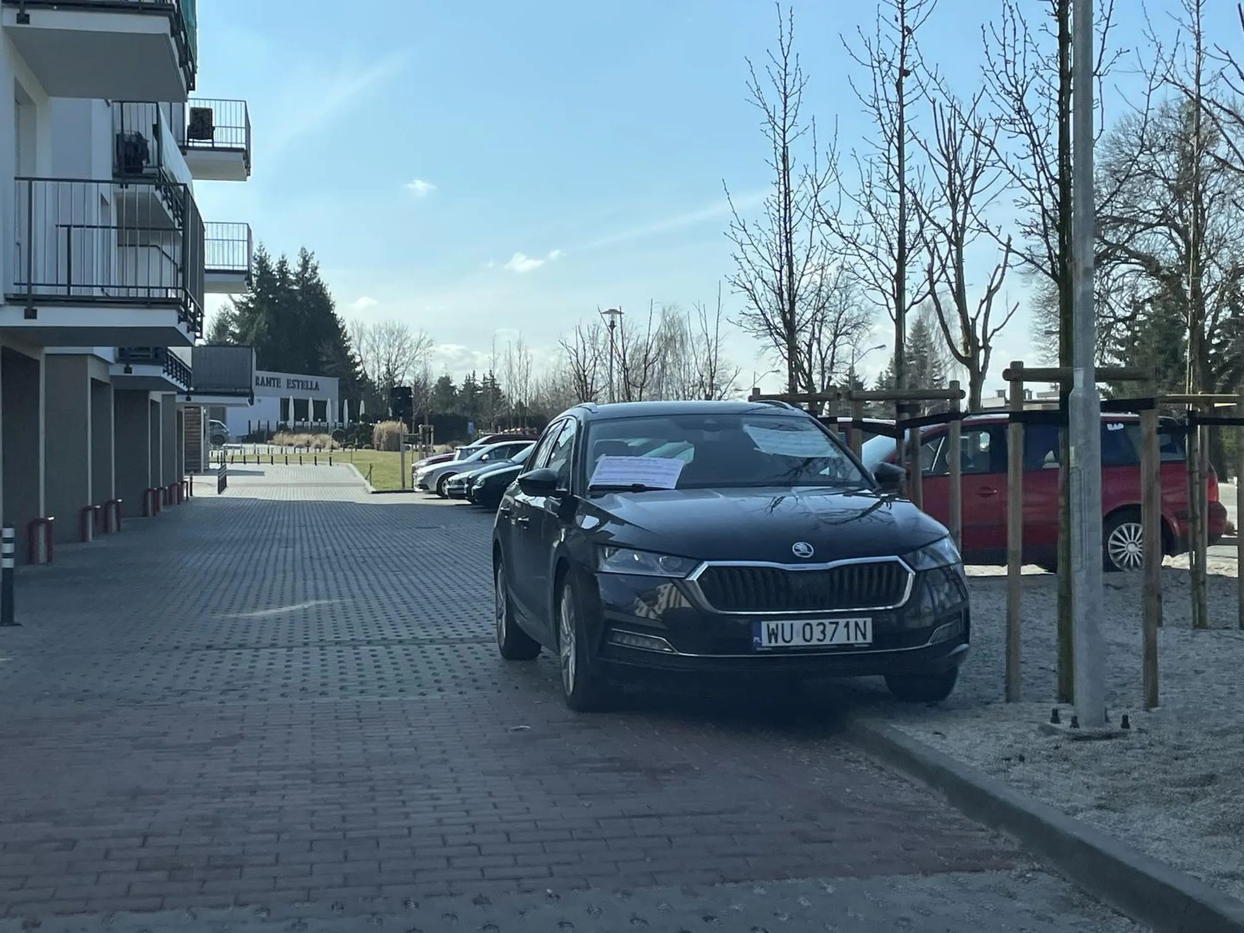 To jest ten typ cwaniaka co nawet się nie przejedzie do końca bloku poszukać wolnego miejsca tylko od razu staje przy schodach, żeby mieć jak najbliżej. I tak co dzień. Nie masz racji chamie - na wjeździe stoi znak „strefa ruchu” czyli między innymi parkowanie tylko w wyznaczonych miejscach. Utrudniasz przejazd przez osiedle i wyjazd z garaży. Agrobex udostępnił parking i można wynająć swoje miejsce za aż 140 złotych na miesiąc, biedaku ? płacz sobie dalej i wylewaj te swoje żale na kartkach. Nic nie nagrałeś, nic nie zgłosiłeś. Szef ci zabrał premie za brudne auto?