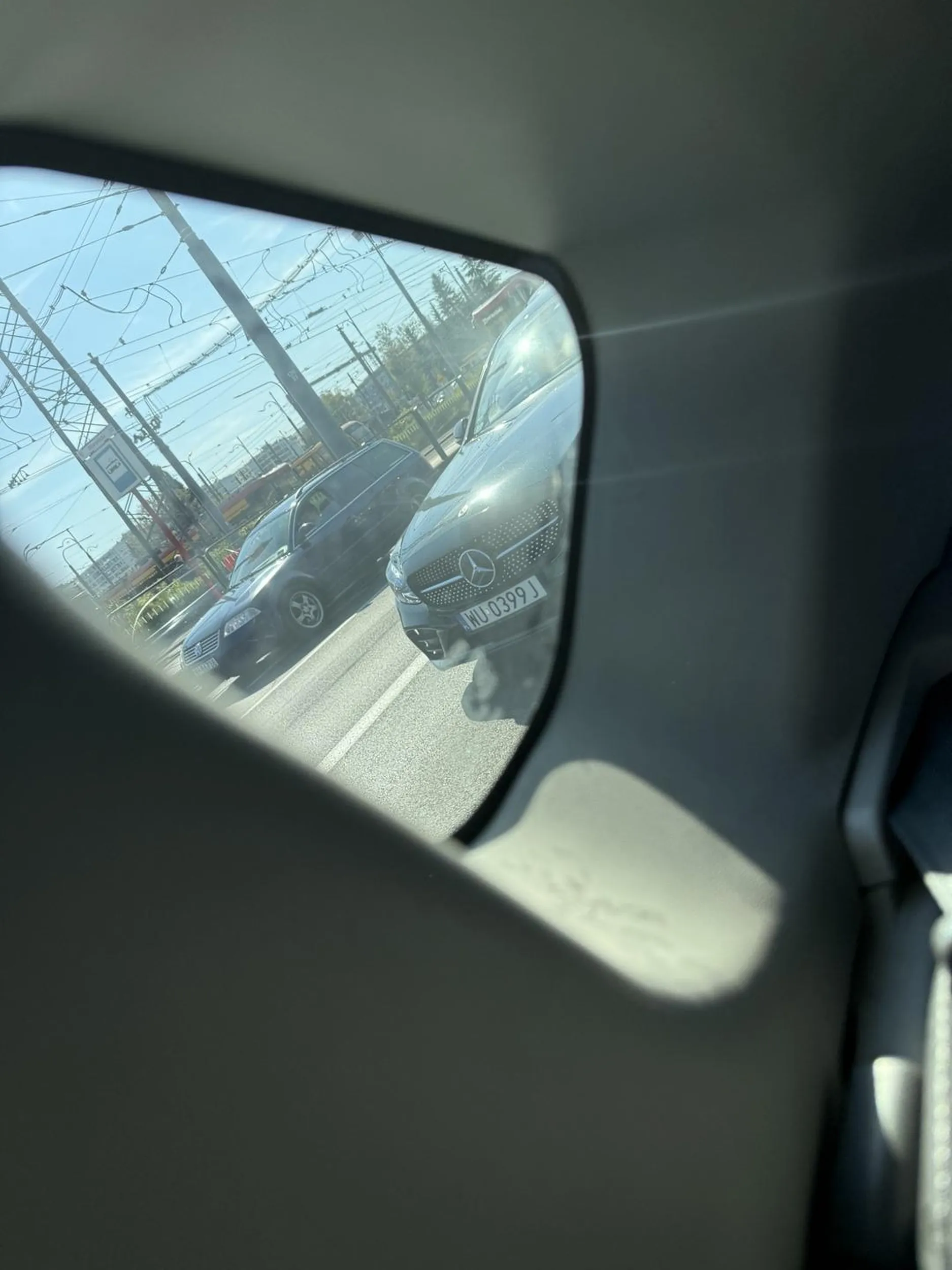 Agresywny kierowca, wychodzi w trakcie jazdy z samochodu, krzyczy na innych uczestników ruchu drogowego. Żałosne, małostkowe zachowanie typa.