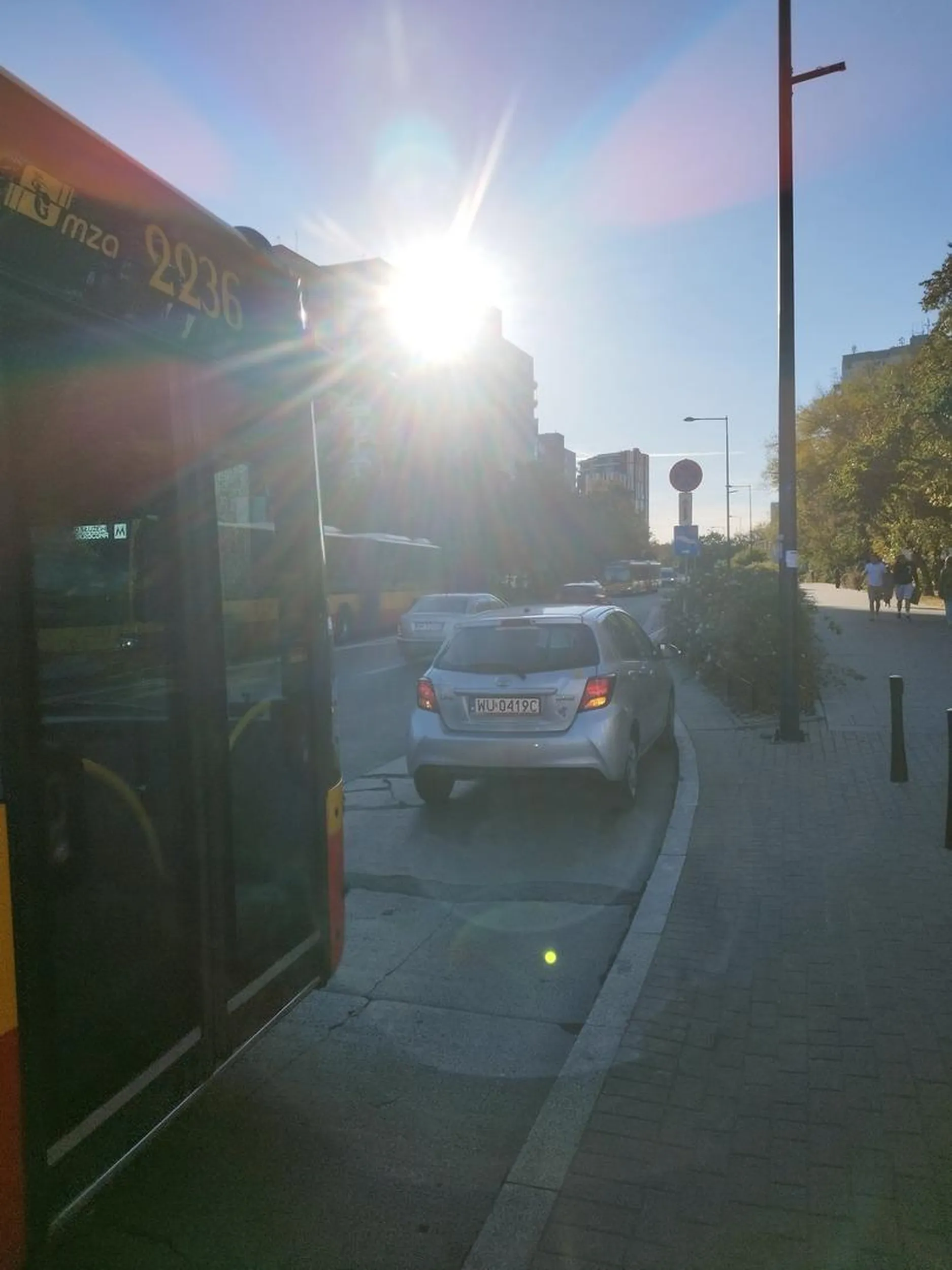 Pani twardo stała i nie słyszała trąbienia autobusów. Zablokowany przystanek, pasażerowie nie mogą wysiąść, nowi nie mają jak wejść. Robi się korek na skrzyżowaniu, bo autobus nie może wjechać do zatoki. Gdy otworzyłam drzwi i zapytałam się, czy możne stąd odjechać, bo blokuje autobusy, spanikowana uniosła się, że "czekam tu na kogoś, nikogo nie blokuję!", została jeszcze parę razy strąbiona i odjechała.