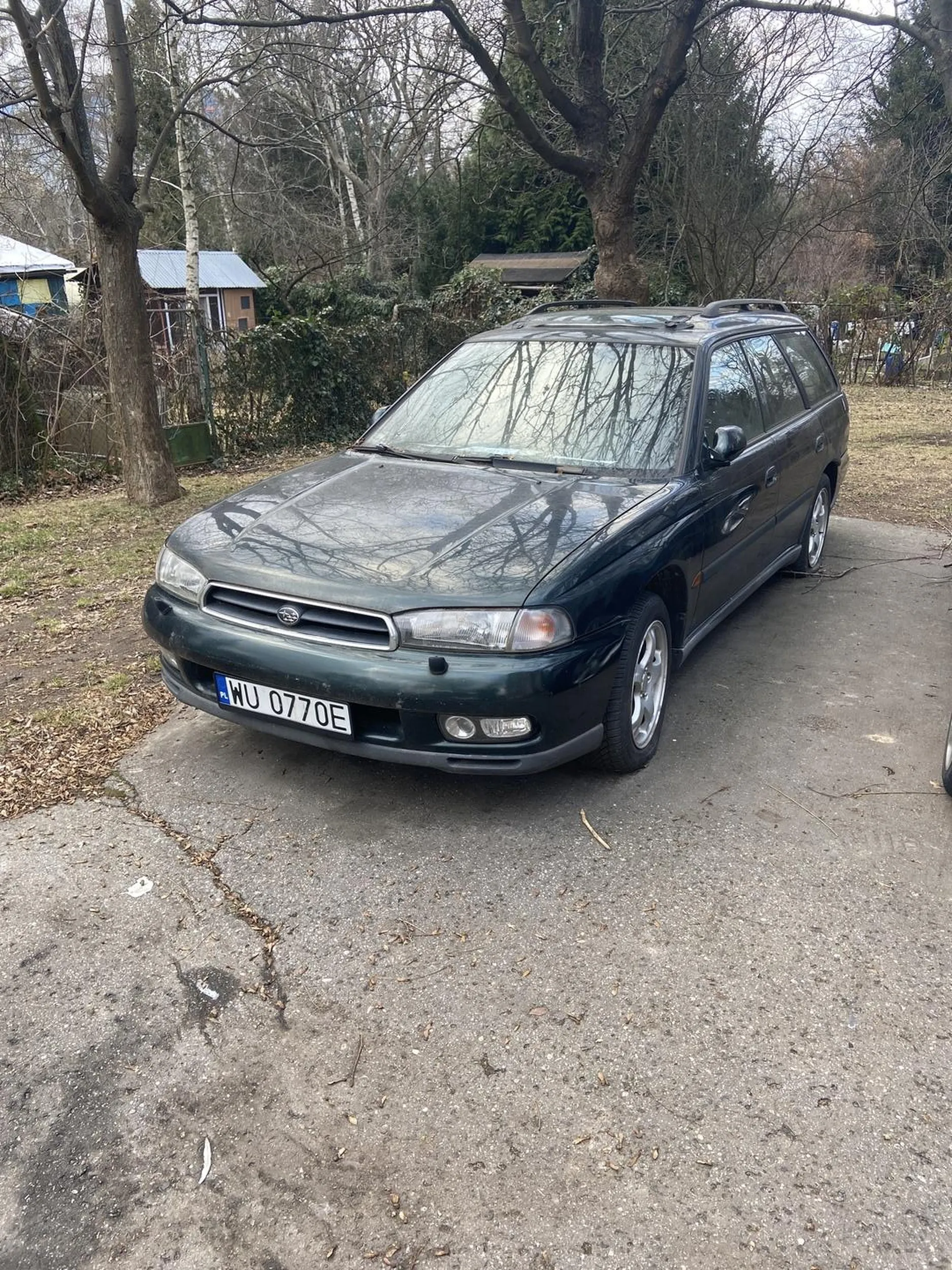 Stoi pół roku lub rok w tym samym miejscu