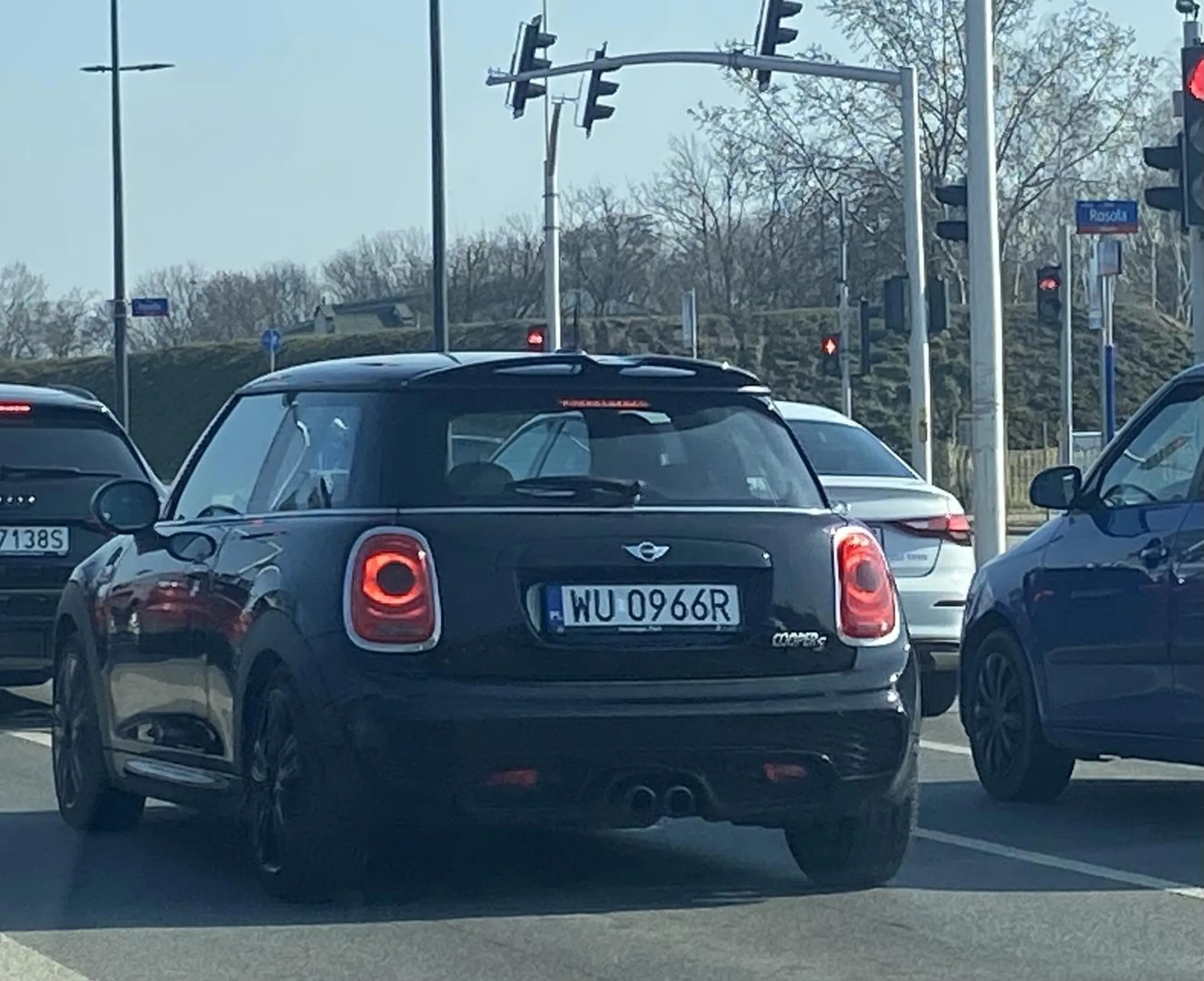 Brodaty pawian w autku swojej żony - bedzie na Ciebie trąbił żebyś się włączał szybciej do ruchu bo on zza Ciebie widzi lepiej że już możesz jechać i wszystko za Ciebie już sprawdził.