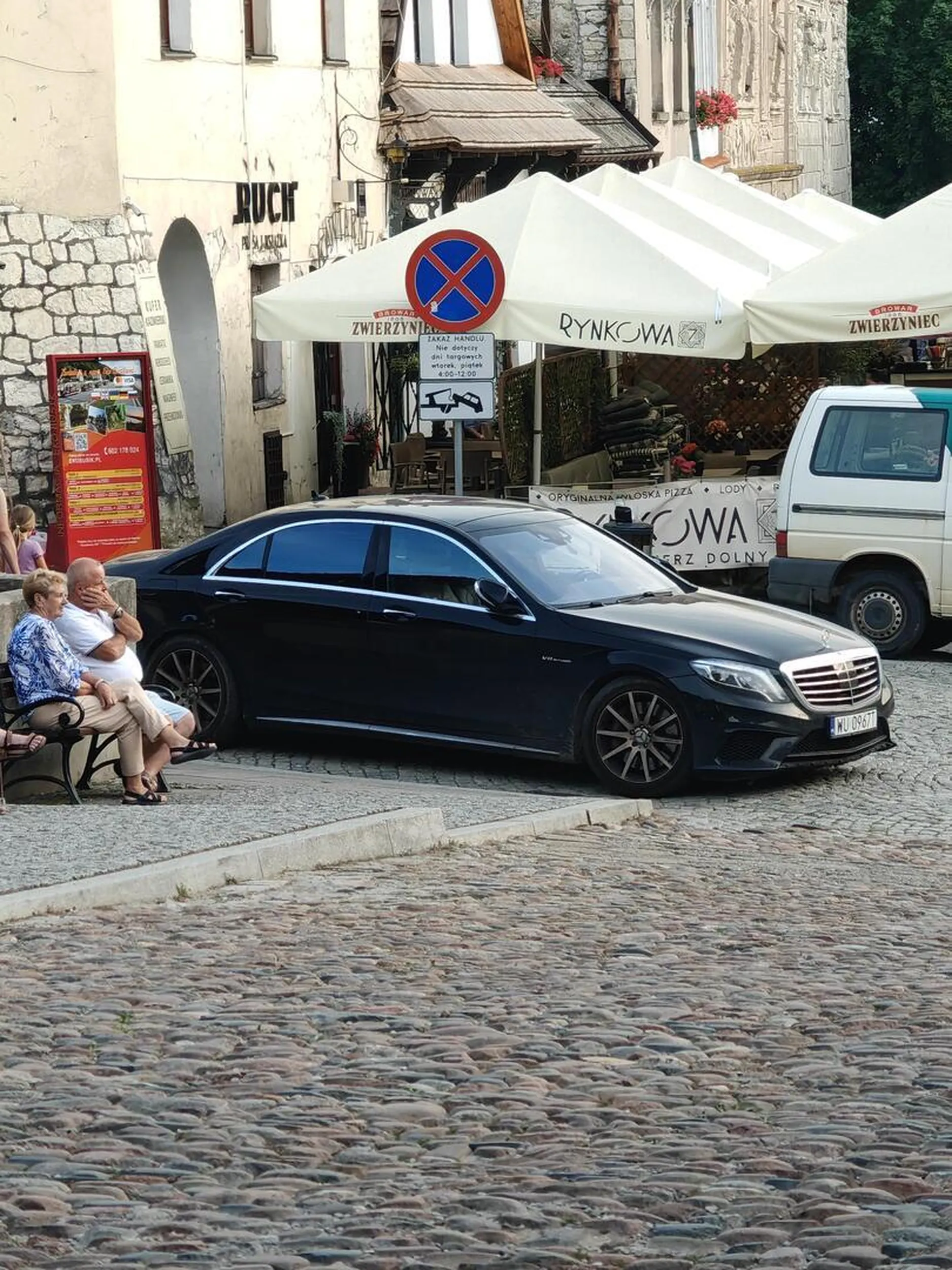 Rynek  Kazimierz Dolny na środku ulicy. Zakaz parkowania na całym obszarze rynku.