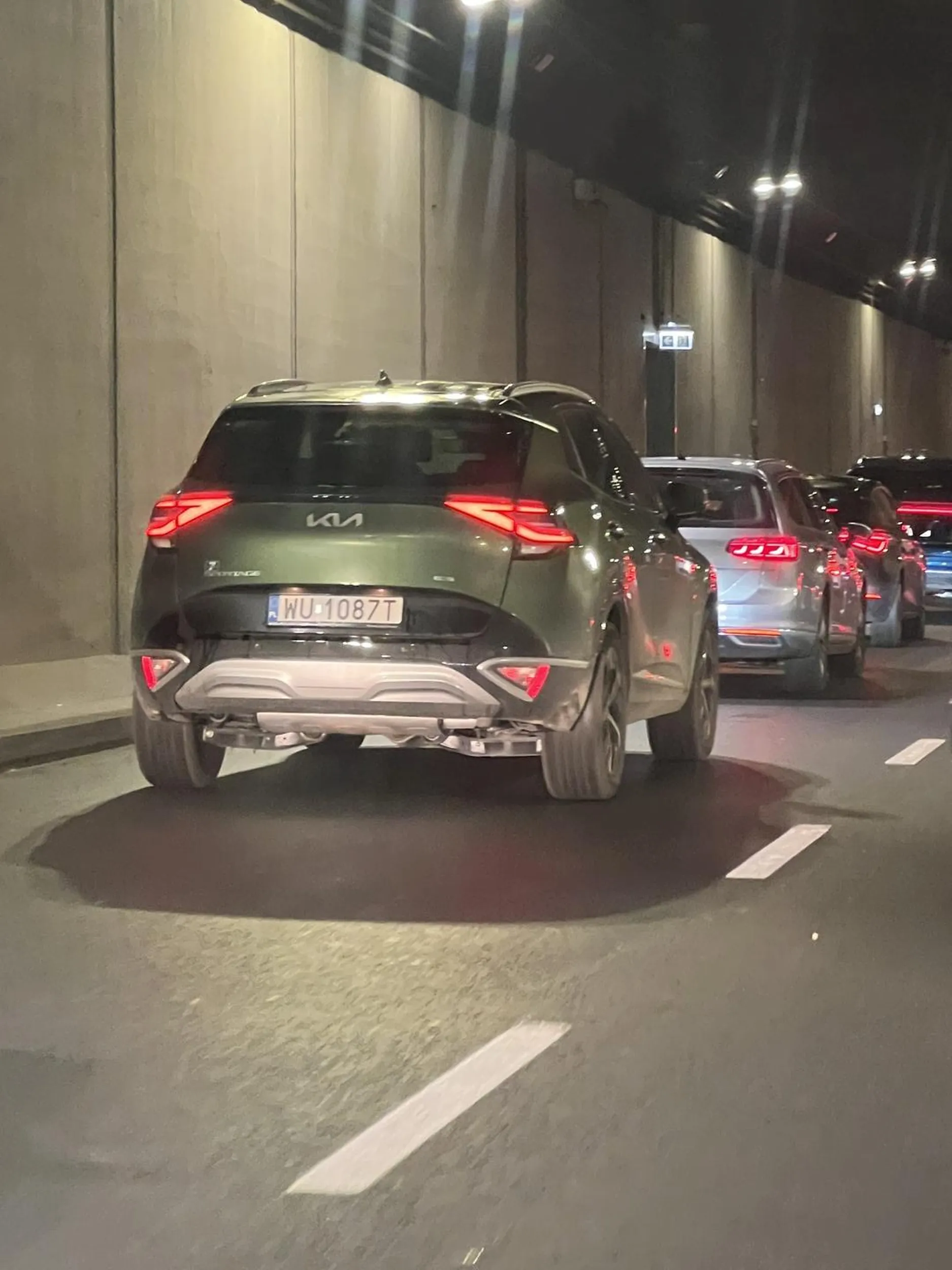 Ta starsza kobieta to istny pirat drogowy na warszawskiej Wisłostradzie. Jezdzi po zebrach i pasach awaryjnych a w dodatku maluje się za kierownicą….