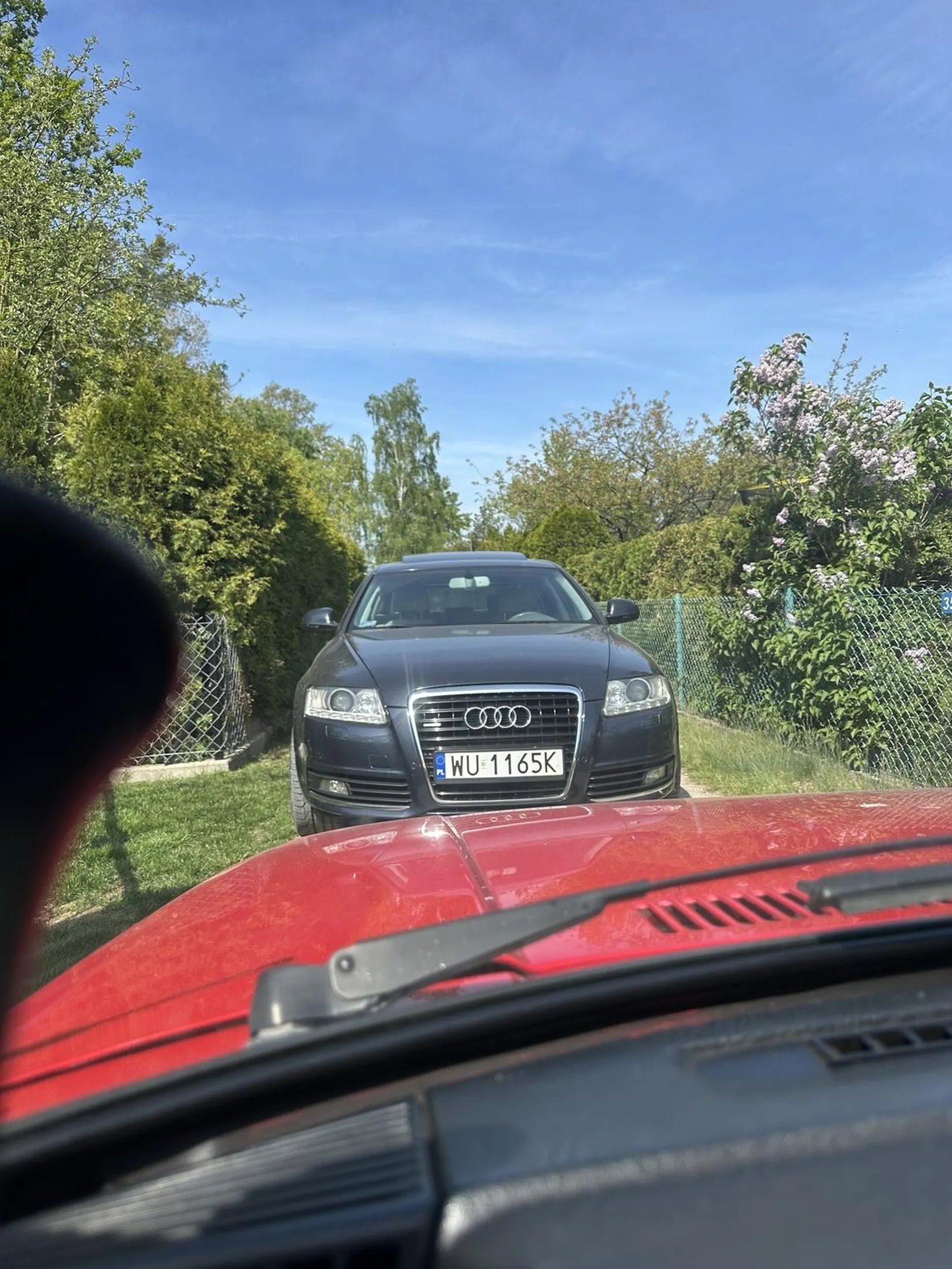 Zjeb zastawia wyjazd i jeszcze się awanturuje, że nie odjedzie. Prawdziwy król dyskoteki z wiejskiej remizy