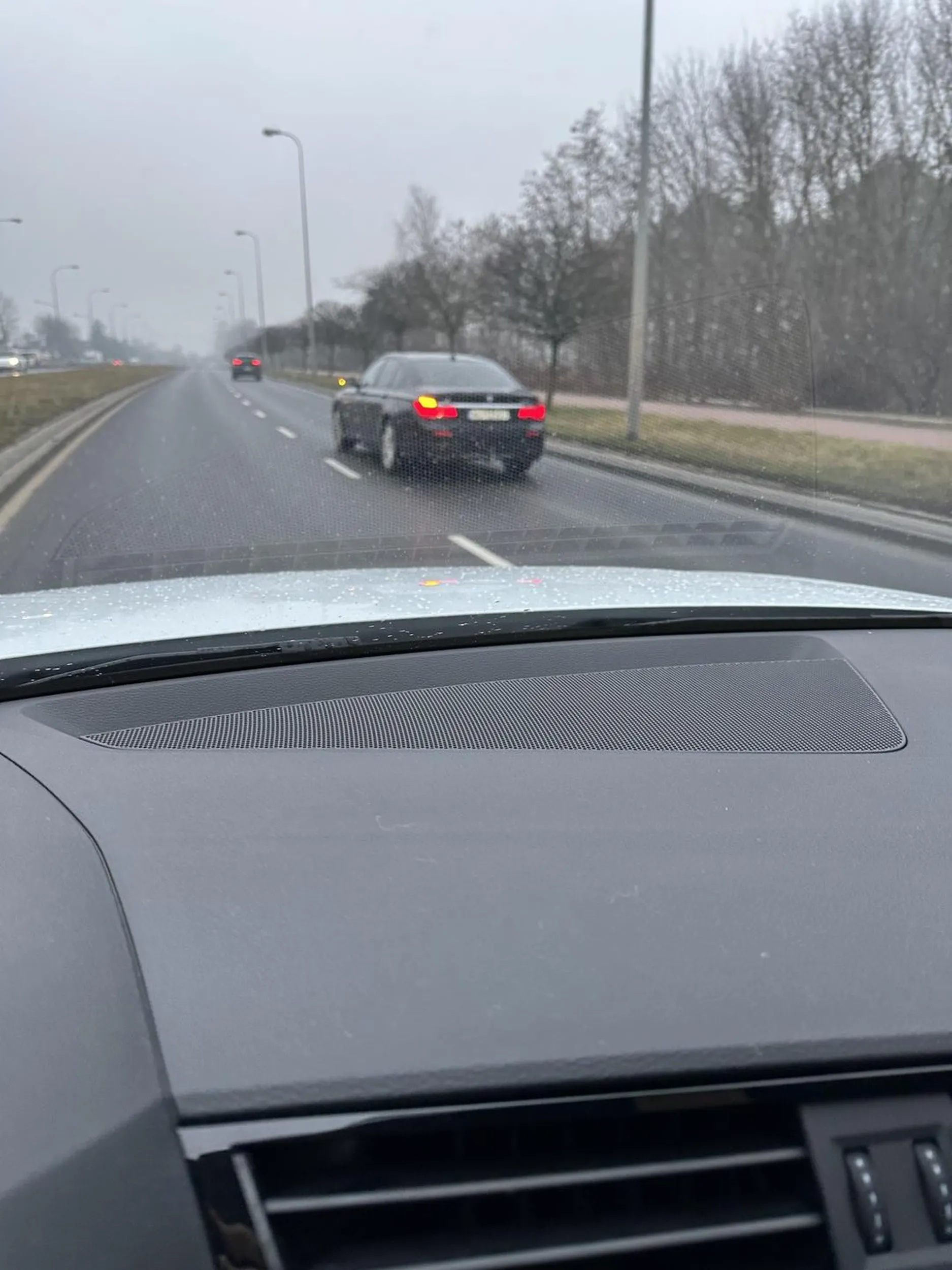 Chłop jeździ BMW 7, nie patrzy w lusterka, próbuje wymusić pierwszeństwo, a gdy mu się nie uda kilkukrotnie zajeżdża drogę, trąbi. Na oko typ jest po 60, a jeździ jakby miał prawo jazdy od kilku dni. Uważajcie, mnie próbował zepchnąć z drogi praktycznie w centrum Olsztyna, a na pasach musiał hamować awaryjnie żeby nie wjechać w pieszego.