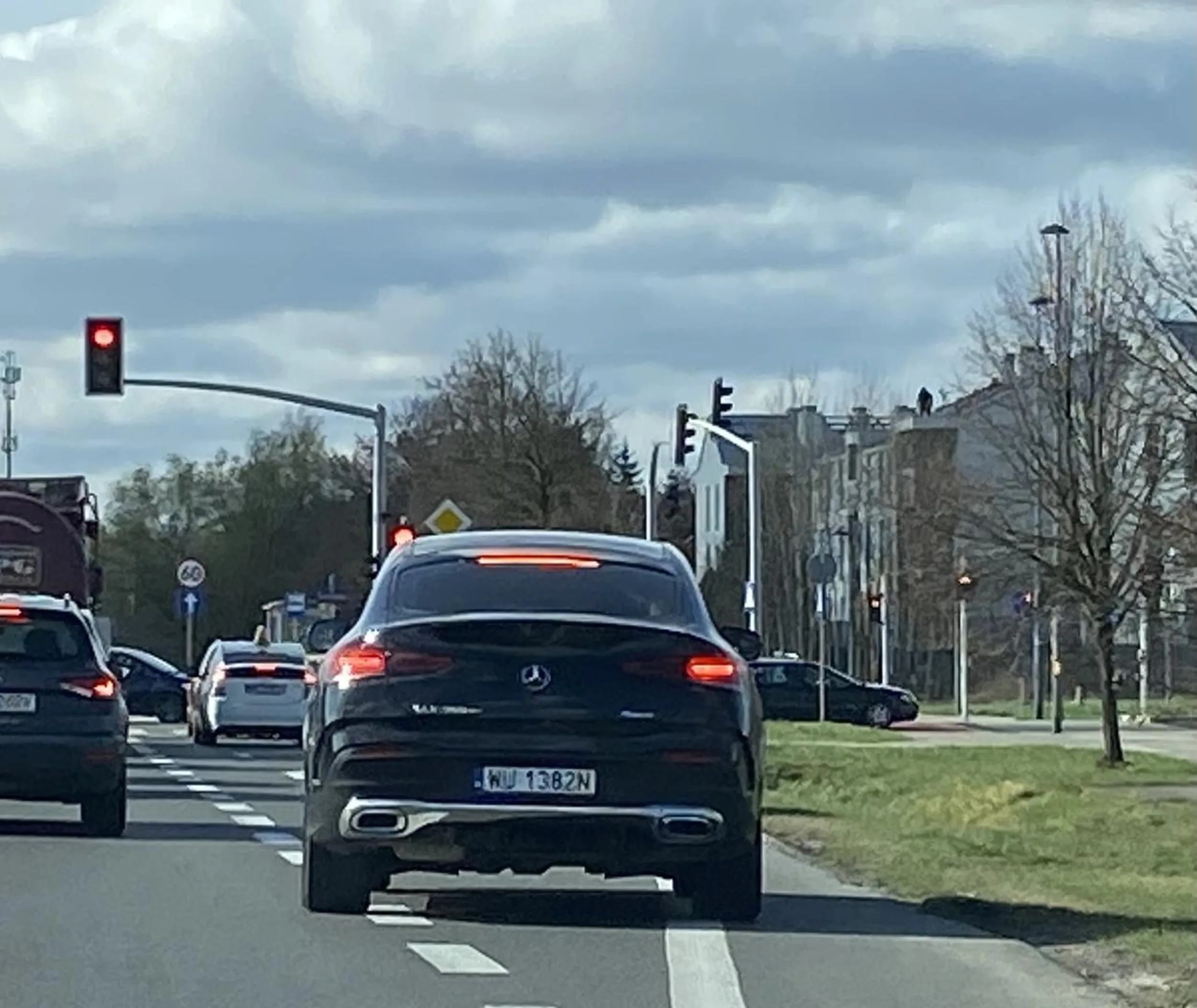 Gosc zjezdza z drugiego pasa przed Ciebie spychajac Cie z drogi :) wyraznie nie ma wyczucia gabarytu.