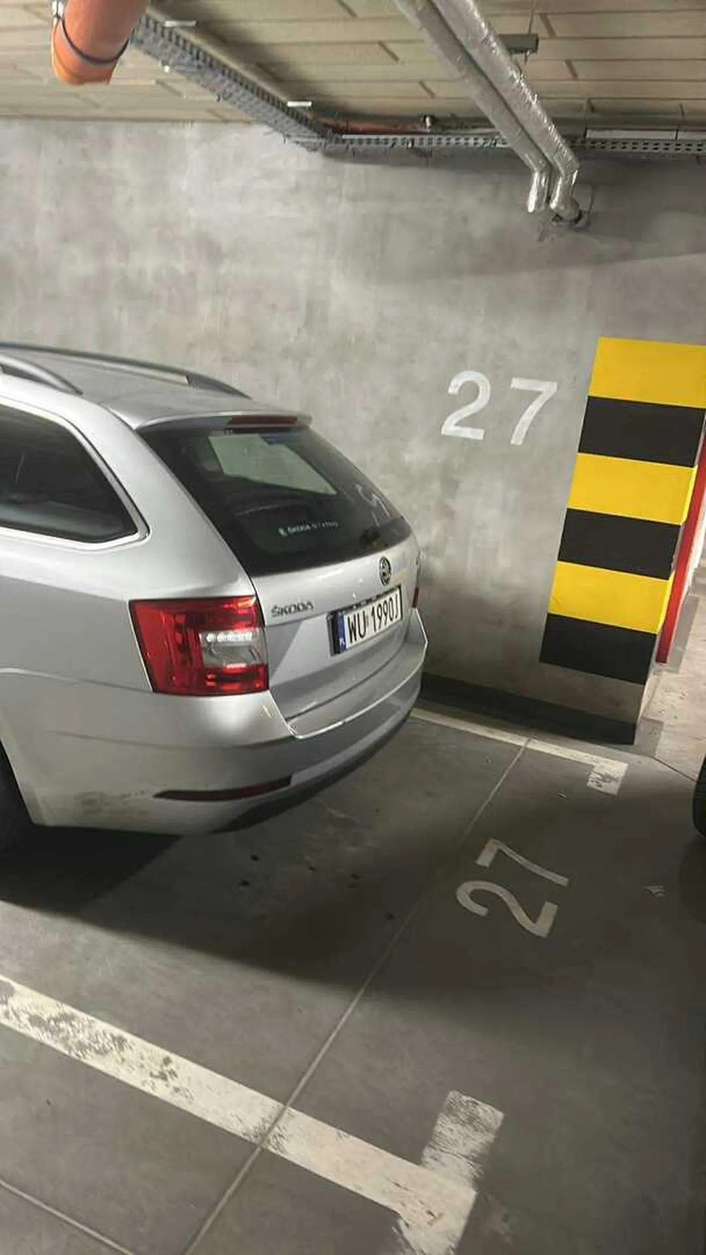 Bałwan zajmuje nie swoje miejsce w garażu podziemnym