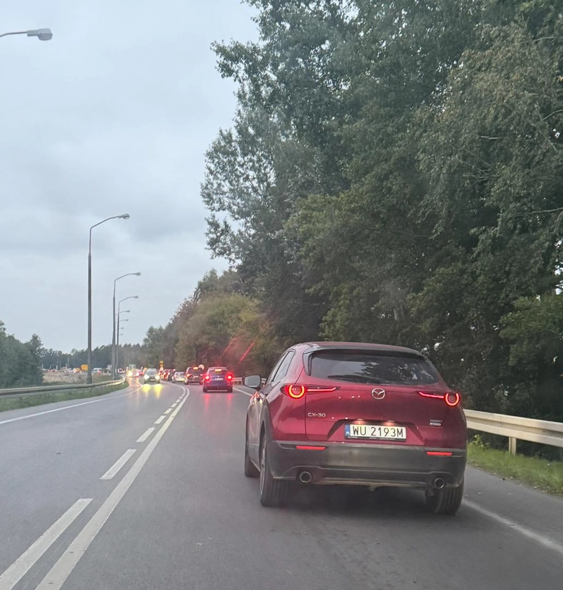 Rozumiem, że wygrałaś prawo jazdy w chipsach ale jak już ci się to udało to chociaż zapoznaj się z podstawowymi przepisami drogowymi bo jak ci je zabiorą to drugi raz już nie wygrasz. W korku trzymasz odstęp na 5-10 samochodów w zależności jak ci się podoba, robisz dłuższy sztuczny korek niż faktycznie jest a na dwupasmowej blokujesz lewy pas bo za 5 km będziesz skręcać w lewo. Porażka, współczuję.