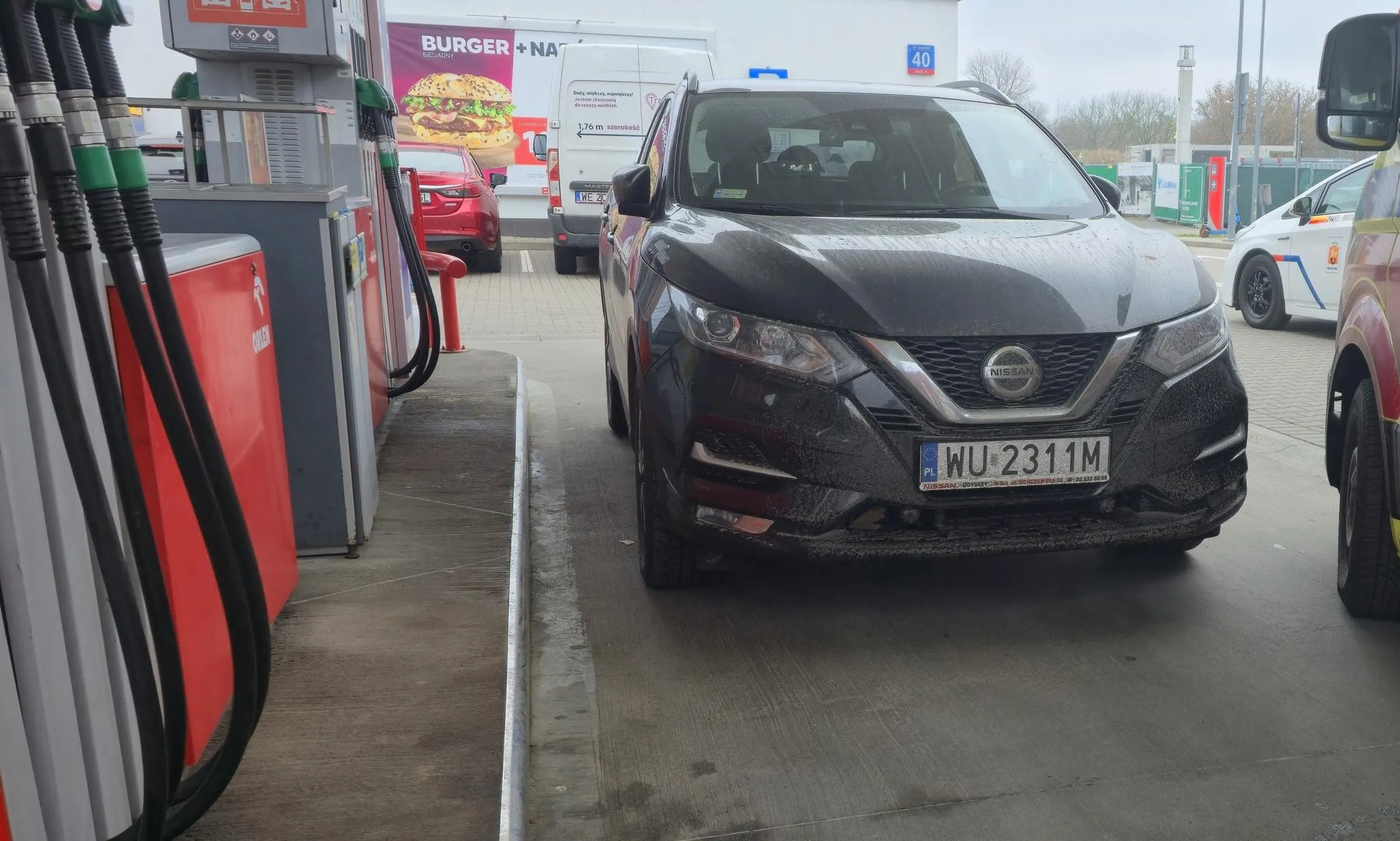 Zajmuje 2 dystrybutory na stacji i jeszcze me pretensje ze blokuję mu sie wyjazd...