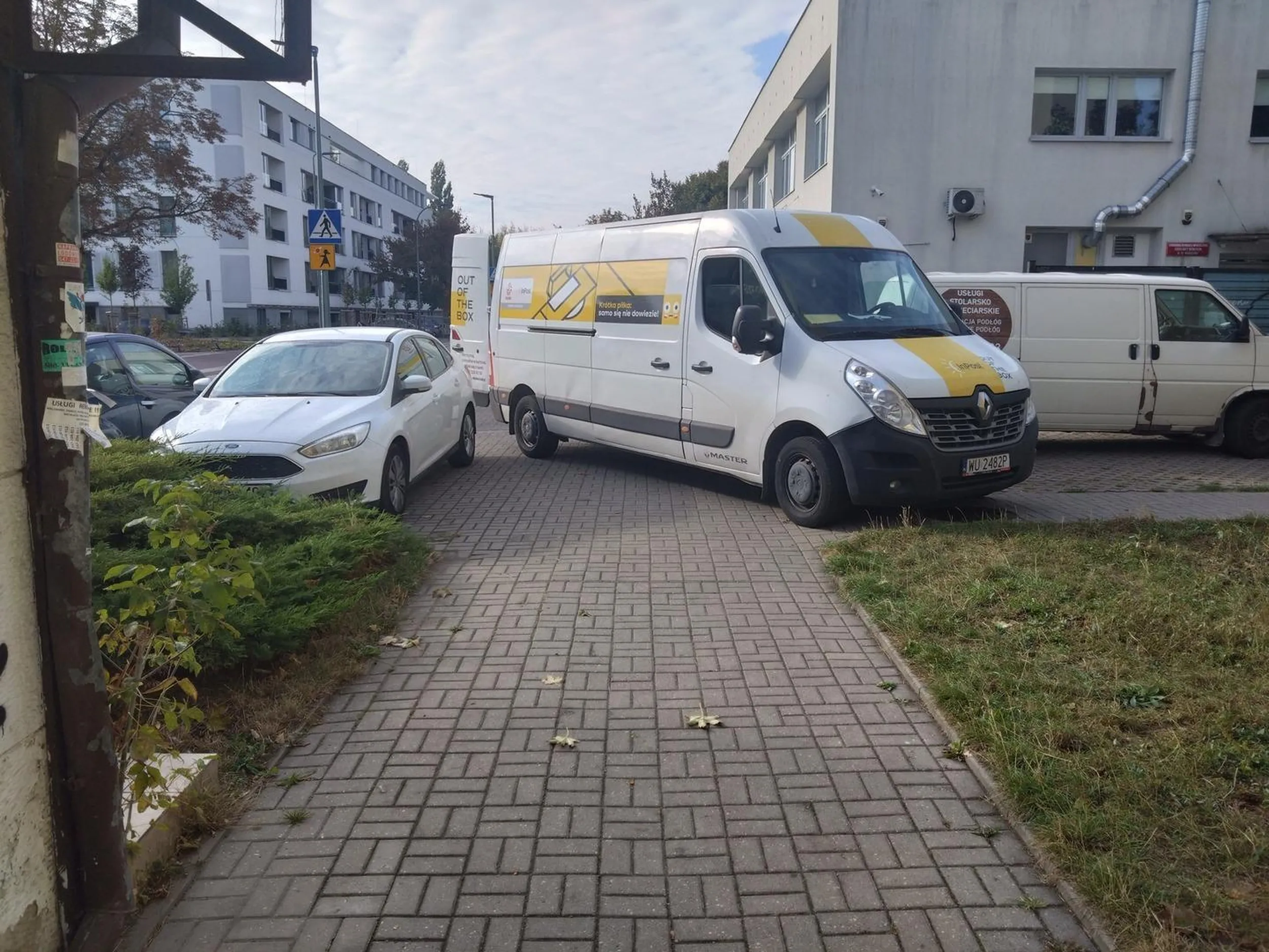 inpost, zastawia chodnik