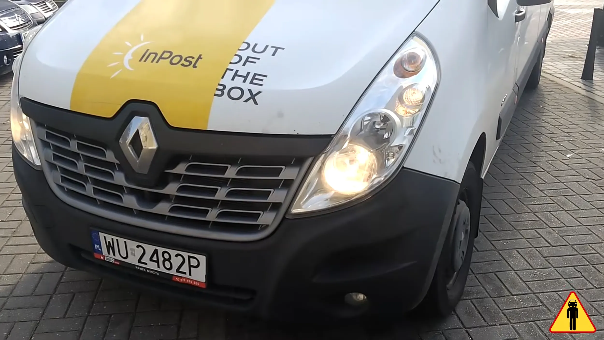 Kierowca jest bardzo nieinteligentny, żeby nie powiedzieć gorzej. Kogo wy tam zatrudniacie w tym inpoście? Płatki śniegu? Kierowców, co szukają zaczepki z pieszymi na chodniku? To teraz wiem, dlaczego muszę tak długo czekać na swoją paczkę, jak się zajmują wszystkim innym (czyli uprzykszaniem życia pieszym i prowokowaniem), tylko nie dostawą...