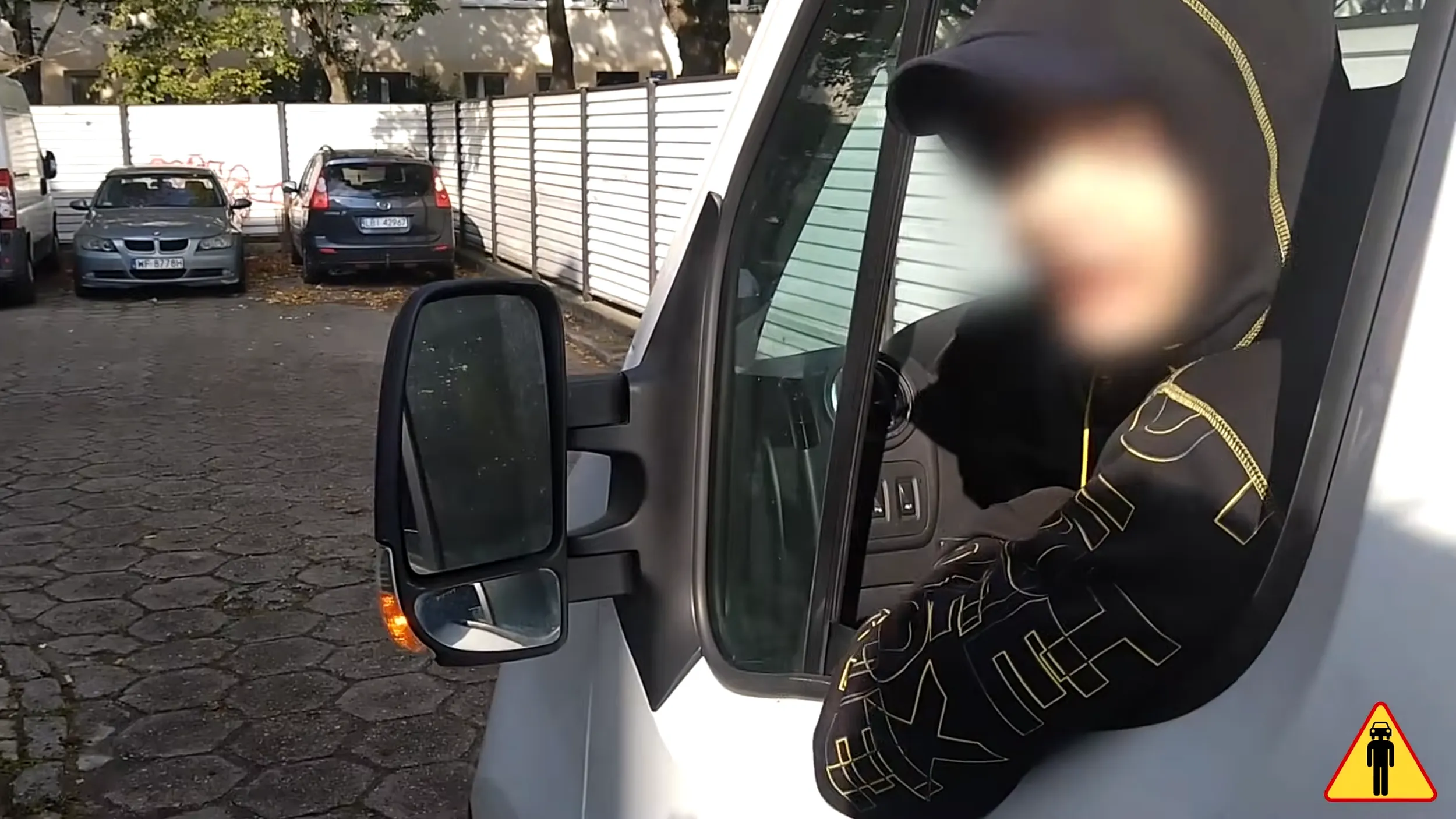 Kierowca jest bardzo nieinteligentny, żeby nie powiedzieć gorzej. Kogo wy tam zatrudniacie w tym inpoście? Płatki śniegu? Kierowców, co szukają zaczepki z pieszymi na chodniku? To teraz wiem, dlaczego muszę tak długo czekać na swoją paczkę, jak się zajmują wszystkim innym (czyli uprzykszaniem życia pieszym i prowokowaniem), tylko nie dostawą...