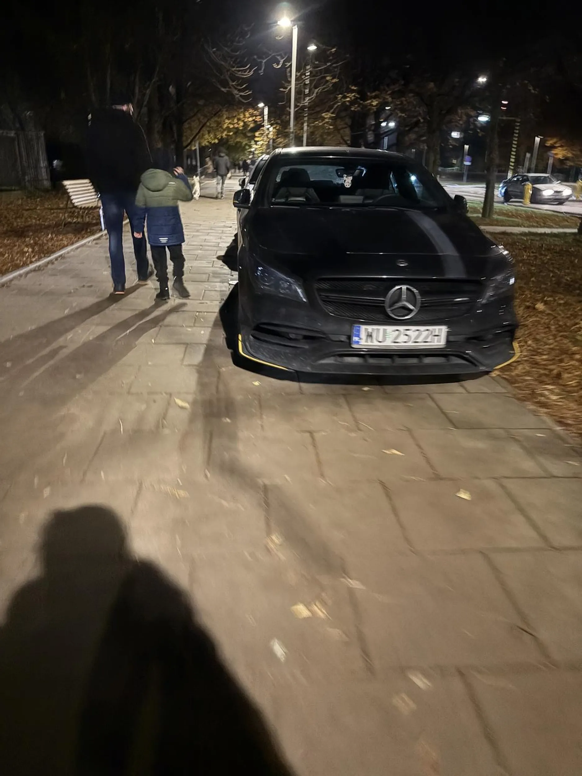 Kierowca parkuje na chodniku i jeździ po chodniku wzdłuż, na zwróconą uwagę agresywna pasażerka wyzywa matkę z małymi dziećmi, ewidentnie zaburzone osoby