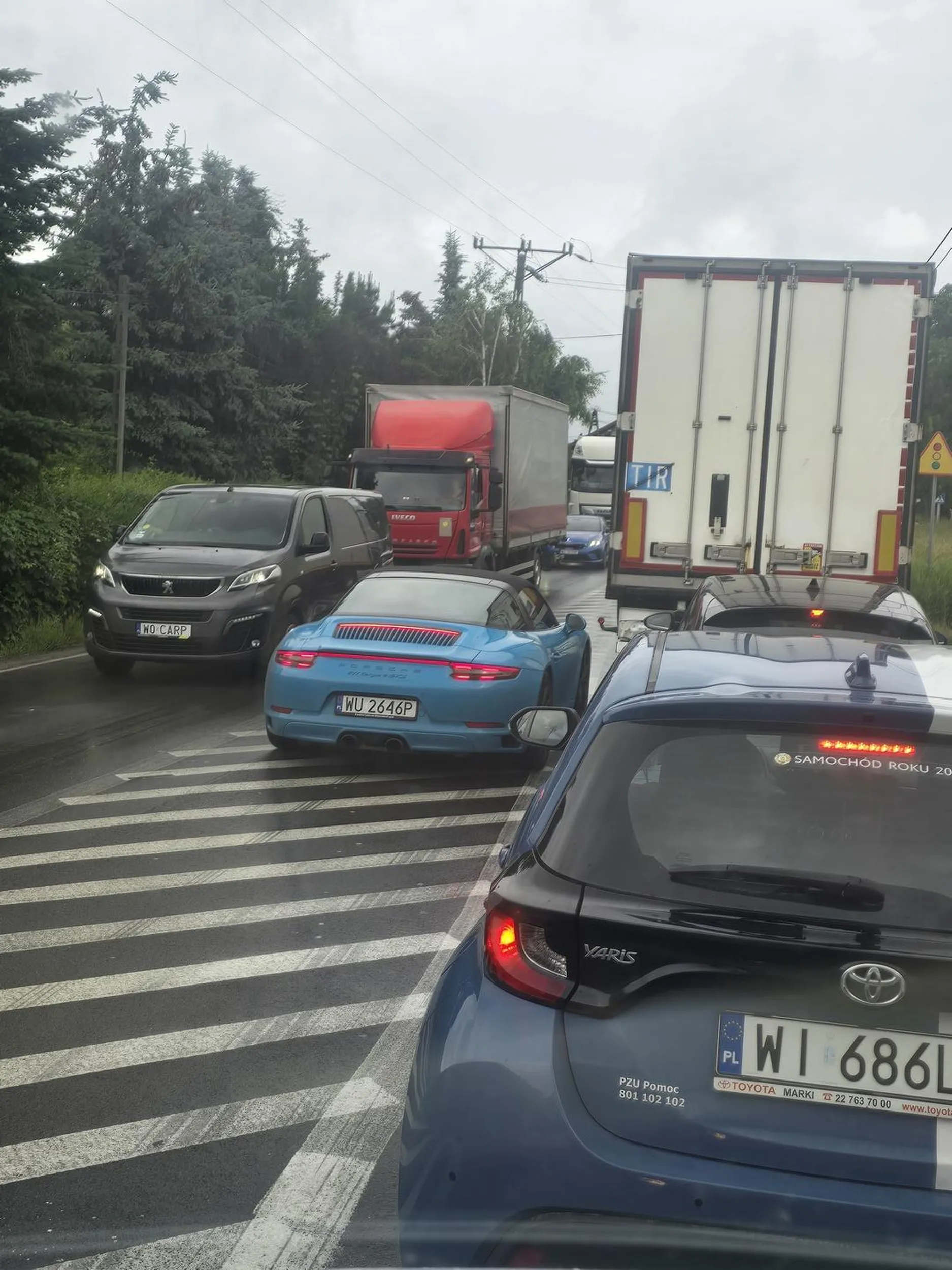 Jedzie pod prąd w korku i liczy ze ktoś go wpuści przed światłami. Gdy go nie wpuściłem pojechal na czerwonym przez skrzyżowanie. Mało co nie doprowadził do wypadku. Elita bo ma porsche