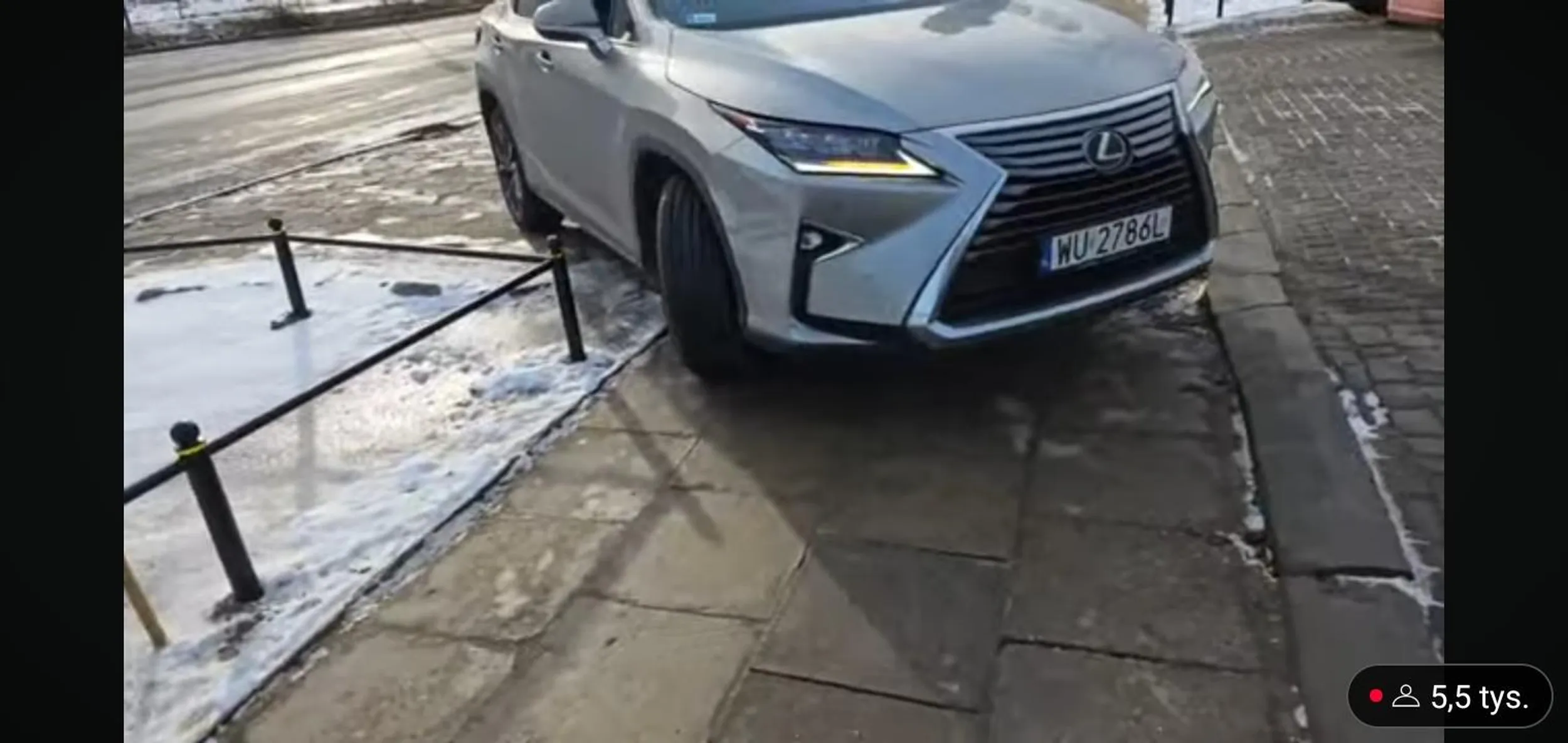 Co za geniusz. Przyjechał uszkodził auto i pojechał. I jeszcze mówi,że to taka akcja prowokacyjna.