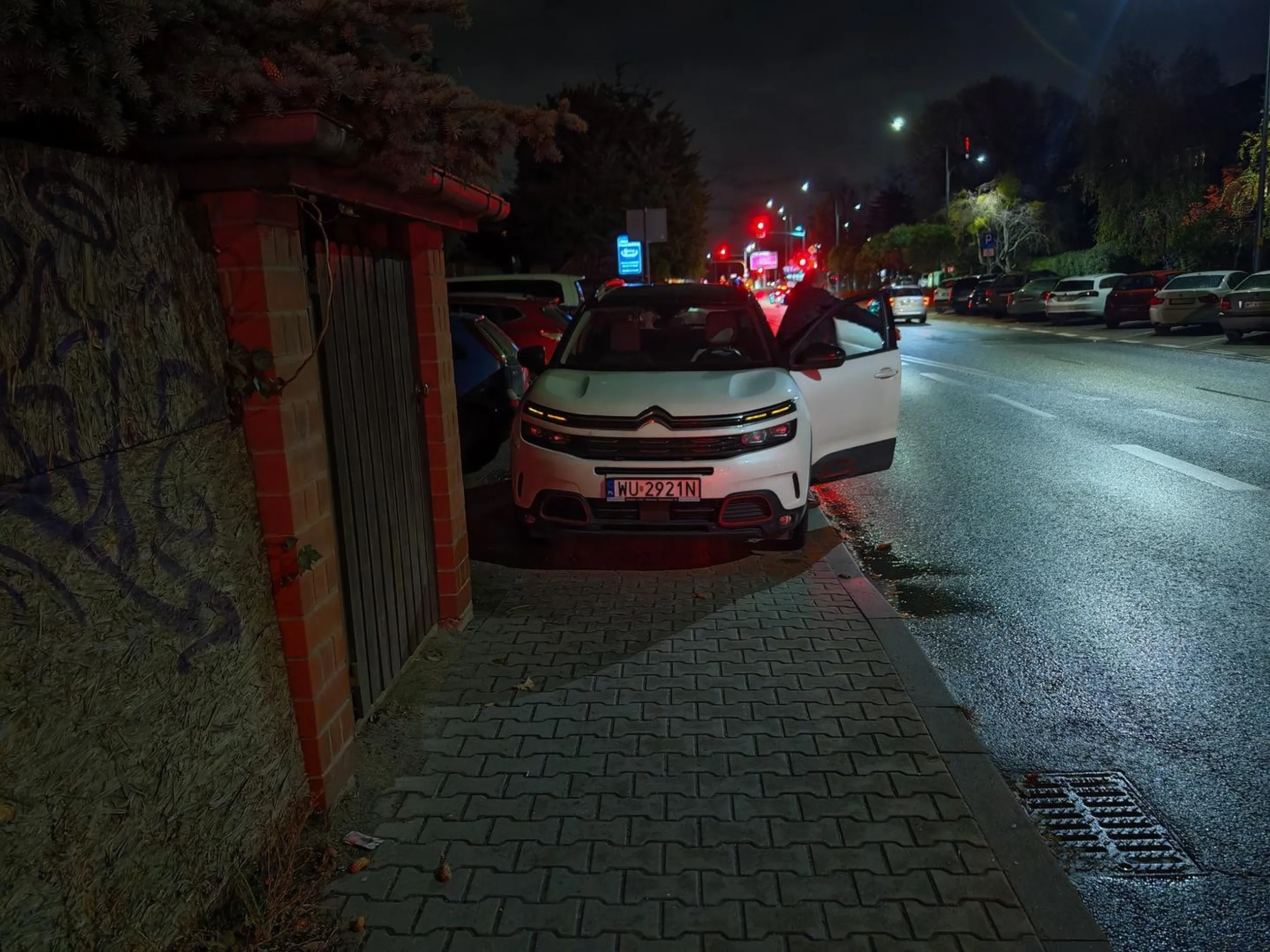 Pan kompletnie zablokował chodnik przy jednej z najruchliwszych ulic w Piasecznie. Na zwrócenie uwagi zareagował tekstem: Niech cię szlag trafi. Kultura jazdy i kultura osobista najwyższej próby...