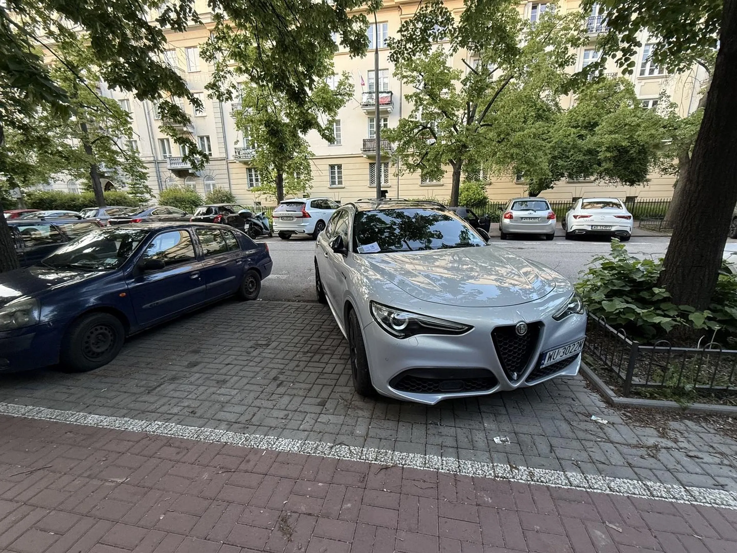 Naucz się parkować błagam, parkowanie prostopadle potrafią dzieci. Przez ciebie sąsiedzi nie mogą parkować, wróć na jazdy.