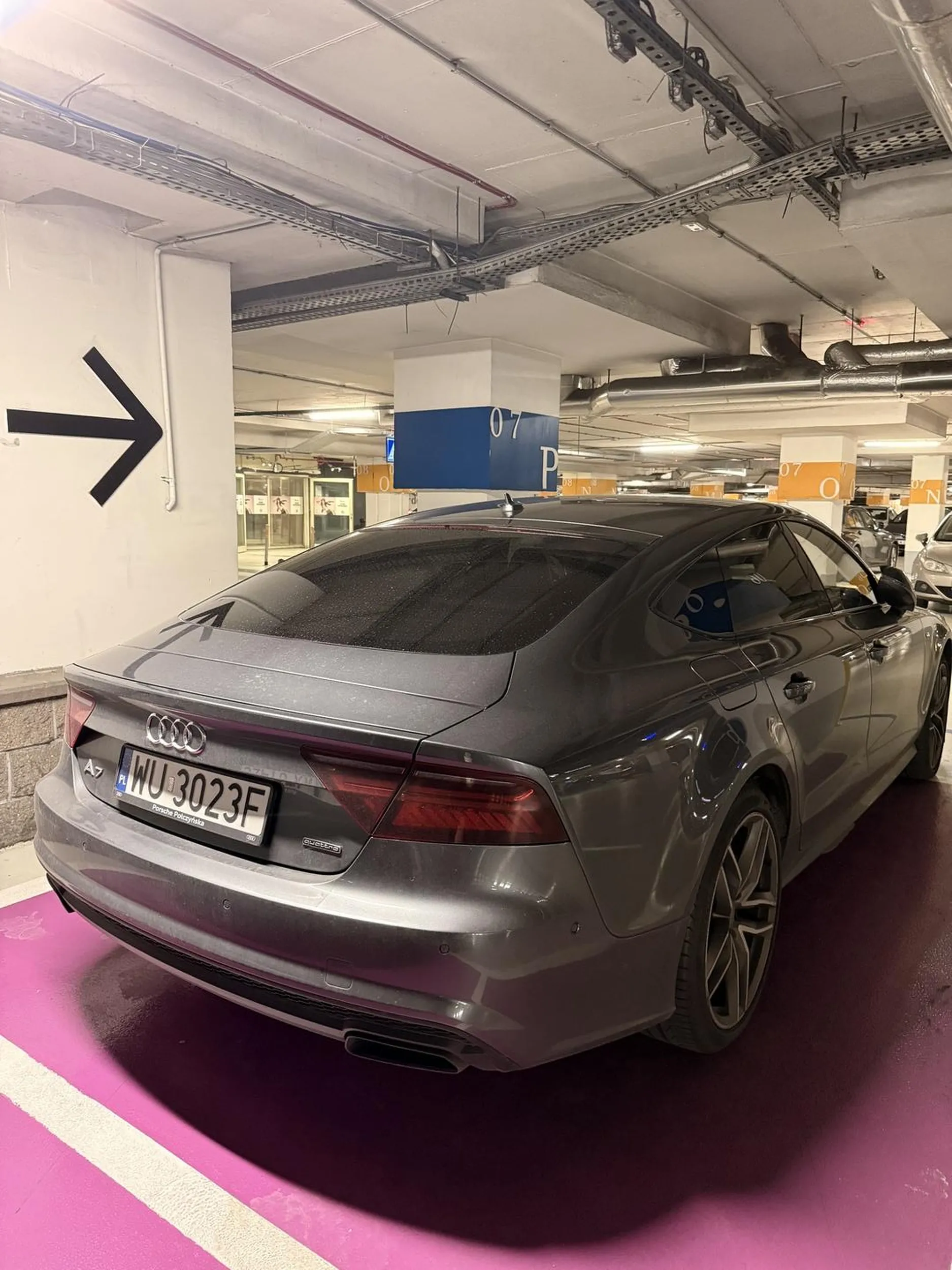 Ze wszystkich wolnych miejsc samotnemu panu kierowcy najbardzej podobają się te przeznaczone dla rodzin.