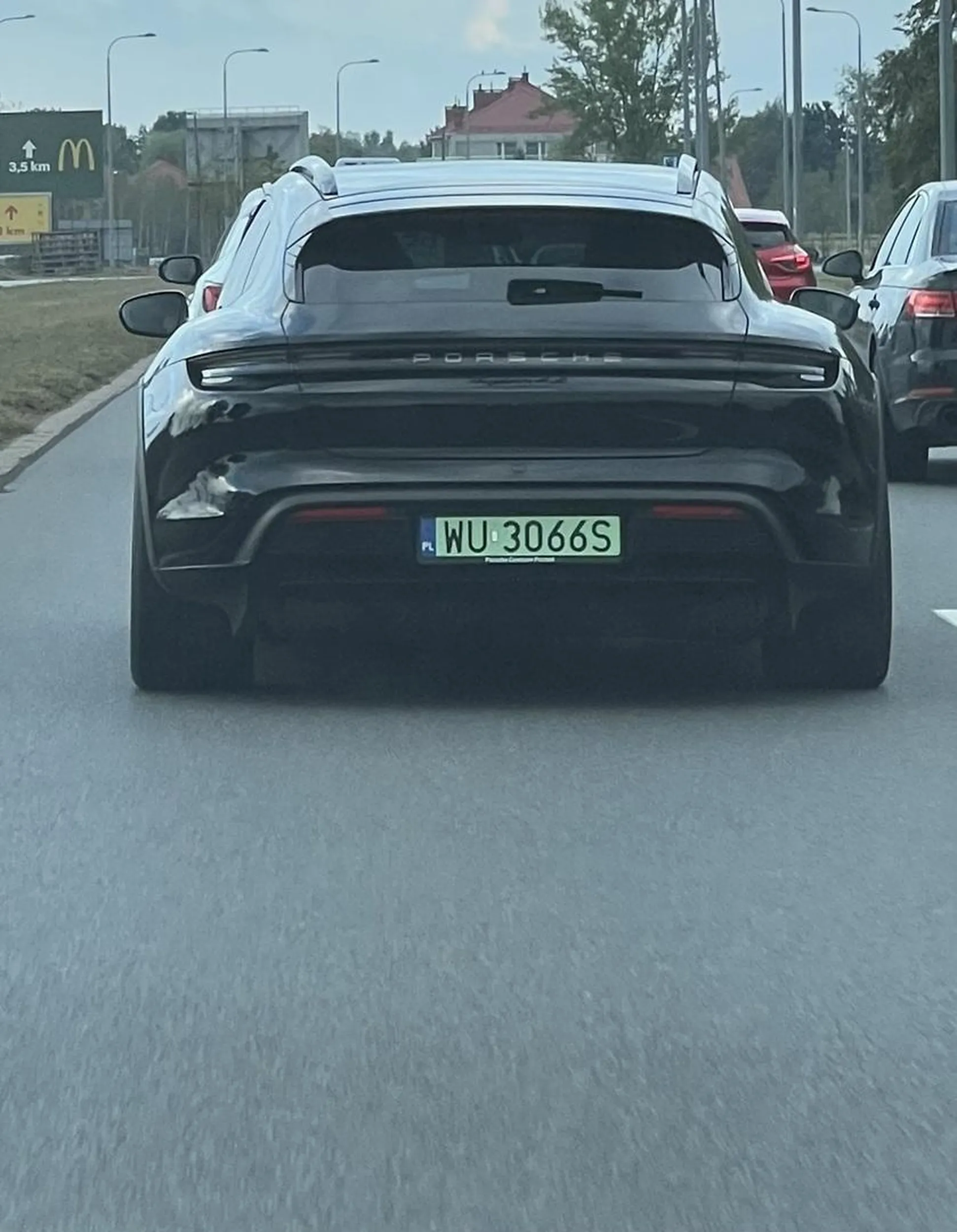 1. Nie zastosowanie się do jazdy na suwak, nikogo nie wpuści, dojeżdża, dziwne zachowanie 2. Później ogień, przekraczanie prędkości 3. Wszystko po to aby po chwili zjechać w prawo i jeszcze skręcić na czerwonym bez zielonej strzałki