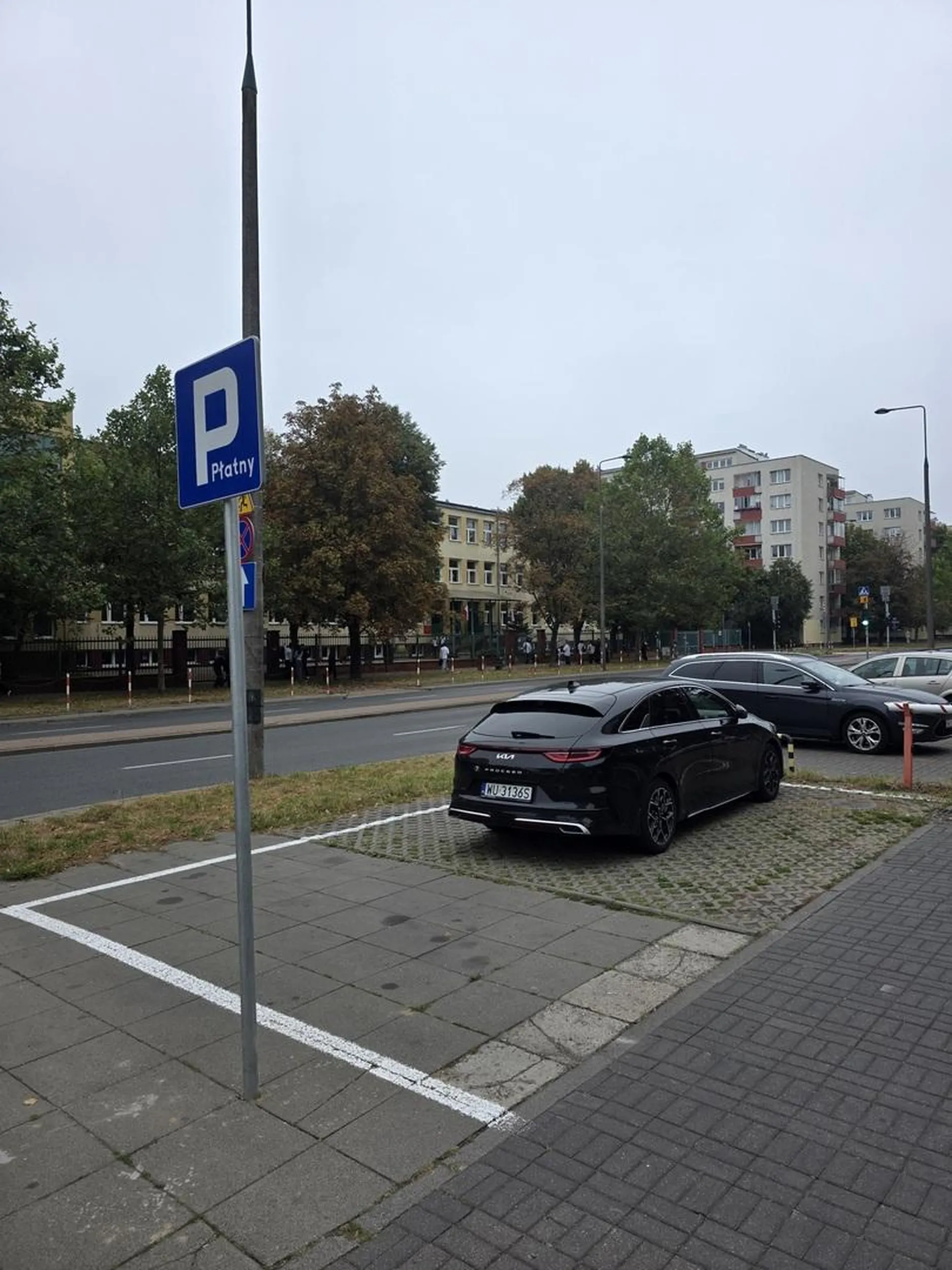 Naucz sie parkowac czlowieku, zajales na dobra sprawe 3 miejsca w okolicy, gdzie ciezko zaparkowac. Nie tak ciezko jest zauwazyc, ze parkuje sie tu prostopadle.