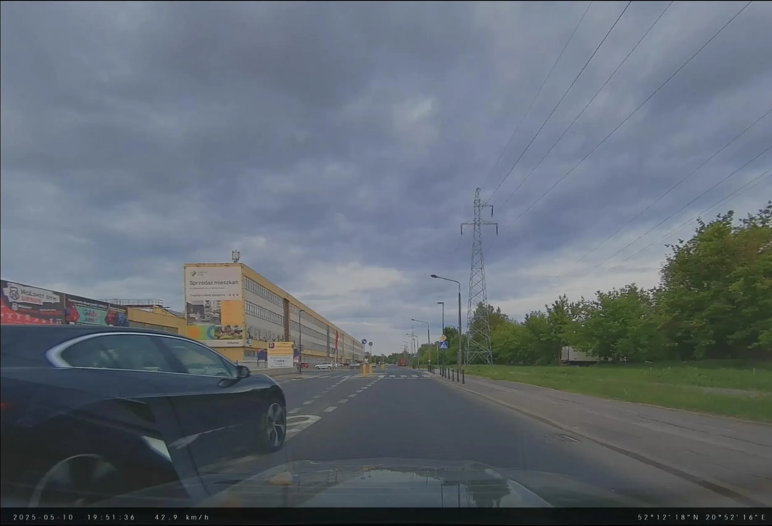 Wjeżdża pełnym ogniem w zderzak w terenie zabudowanym, pogania by jechać ponad limit, wyprzedza na styk na podwójnej przed przejściem dla pieszych jadąc 80-90 km/h w zabudowanym. Po 200 metrach ten Janusz i tak zwalnia do 10 bo jest prog zwalniający i rondo a potem korek..