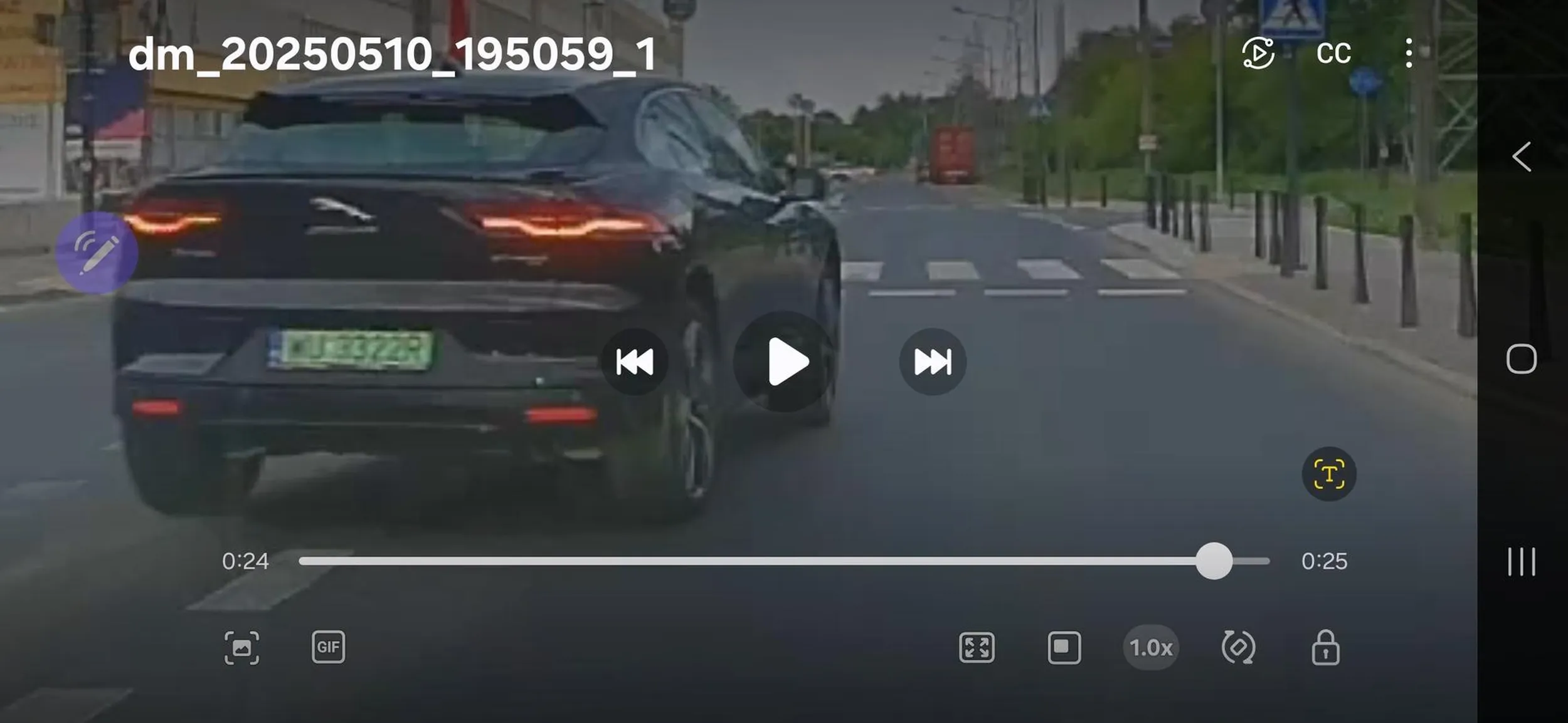 Wjeżdża pełnym ogniem w zderzak w terenie zabudowanym, pogania by jechać ponad limit, wyprzedza na styk na podwójnej przed przejściem dla pieszych jadąc 80-90 km/h w zabudowanym. Po 200 metrach ten Janusz i tak zwalnia do 10 bo jest prog zwalniający i rondo a potem korek..