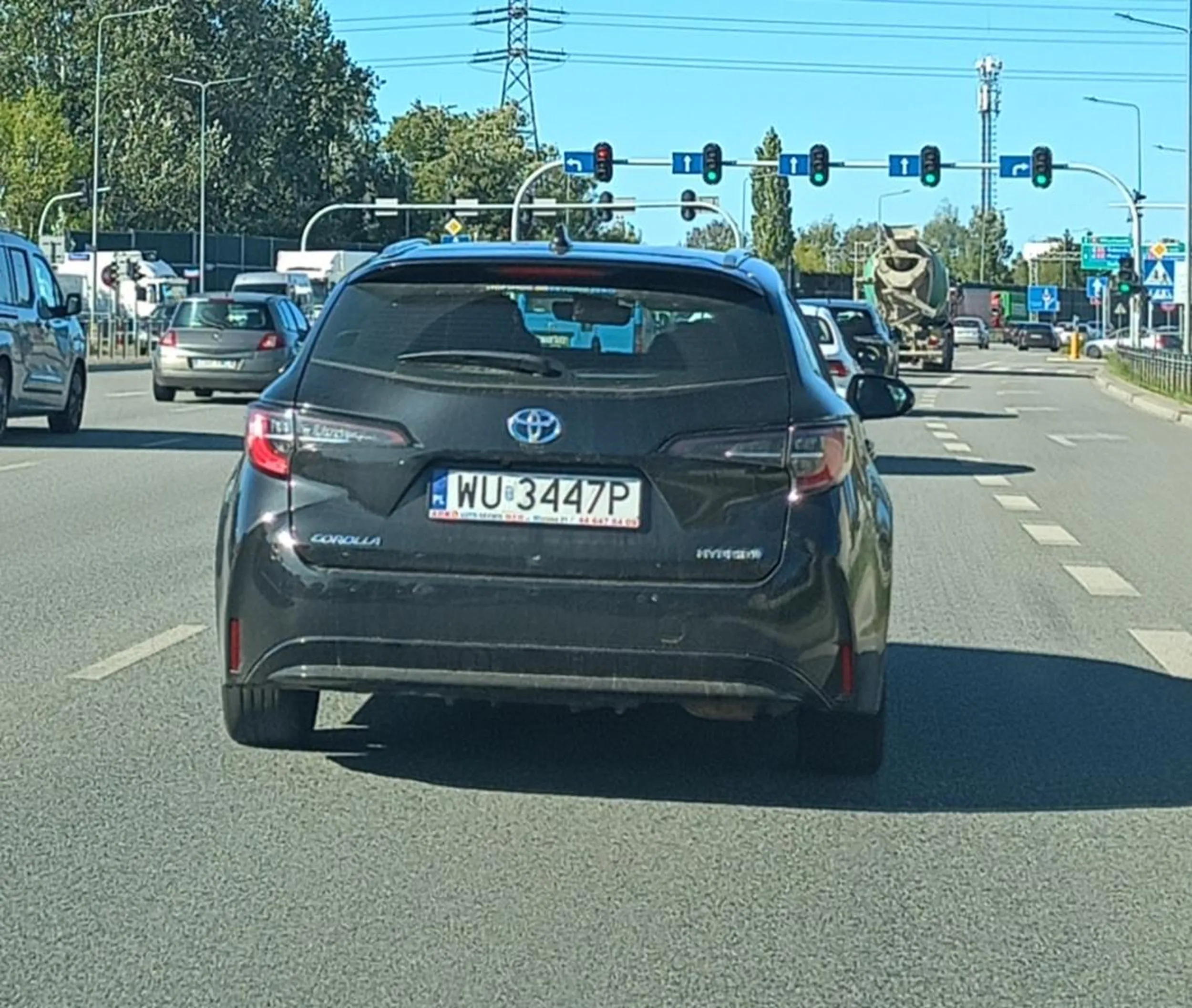 Król drogi. Wszystkie pasy jego, od świateł do świateł potrafi kilkukrotnie zmienić pas, byle tylko zdobyć lepsze miejsce w szeregu. To wszystko w godzinach szczytu, na trzypasmowej ulicy. Szkoda tylko, że lusterek ani kierunkowskazów nie używa...