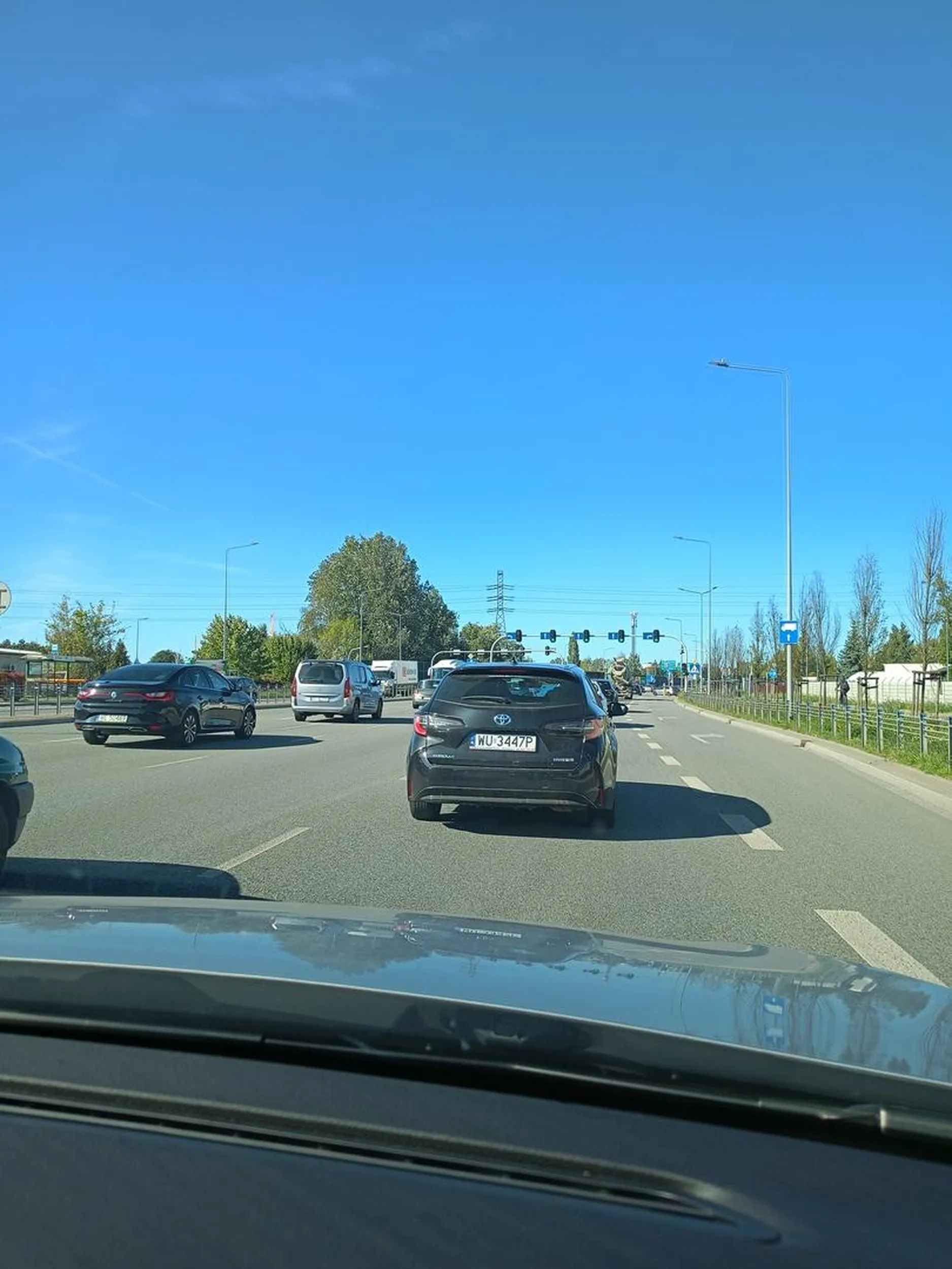 Król drogi. Wszystkie pasy jego, od świateł do świateł potrafi kilkukrotnie zmienić pas, byle tylko zdobyć lepsze miejsce w szeregu. To wszystko w godzinach szczytu, na trzypasmowej ulicy. Szkoda tylko, że lusterek ani kierunkowskazów nie używa...