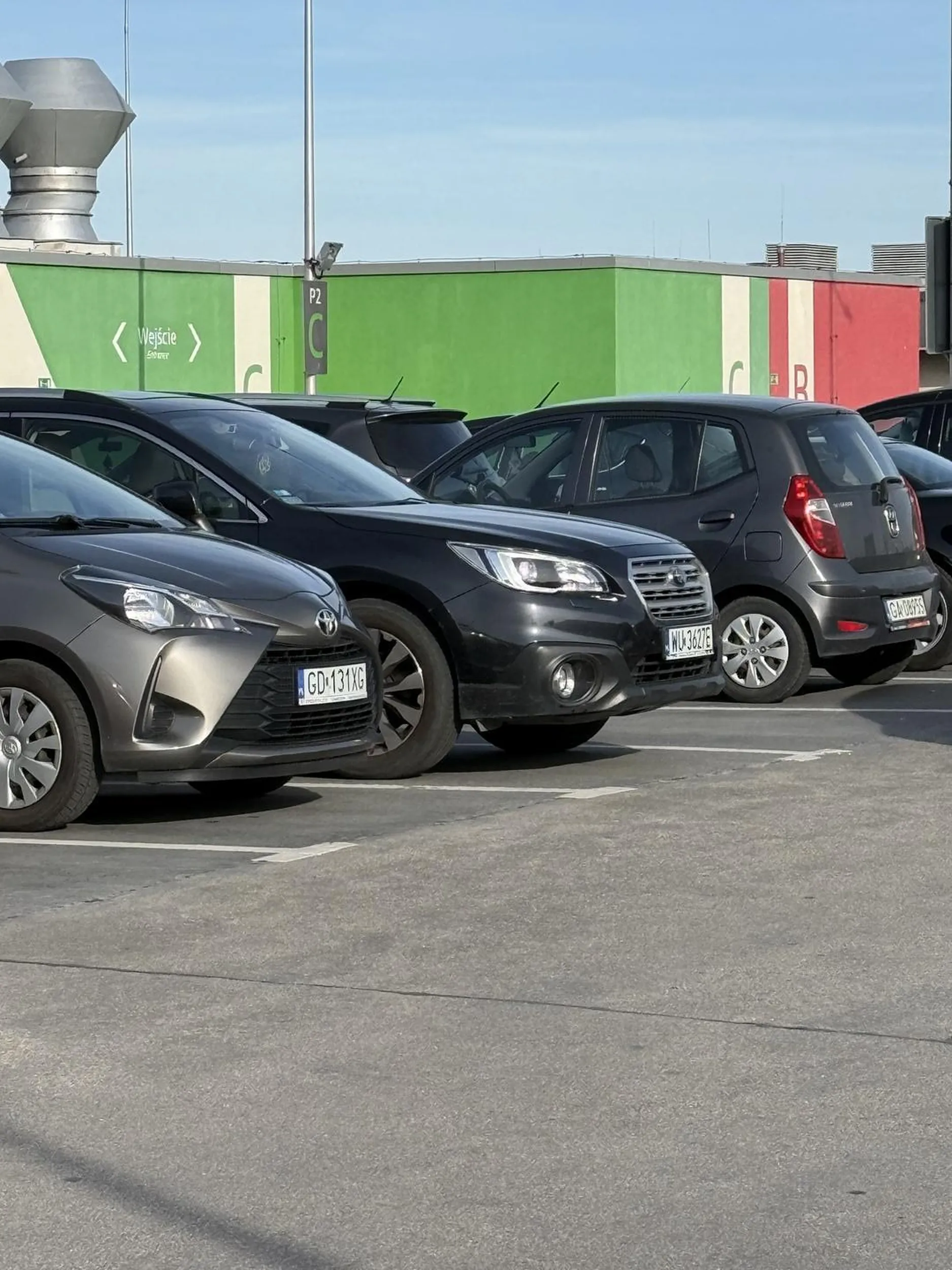 Kupiłaś sobie prawo jazdy ( lub wygrałaś w chipsach)… Naucz się zasad ruchu drogowego a potem już będziesz mówiła kto jest winny i w jakiej sytuacji. BLONDYNA !!!