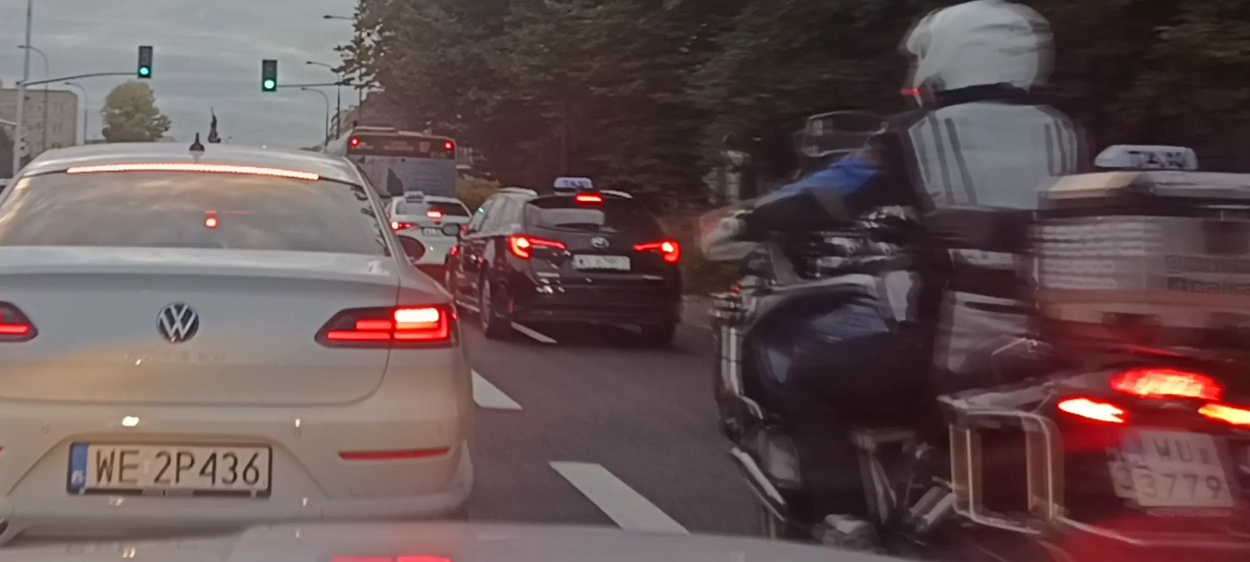 Bandyta na skuterku przeciska się w korku między stojącymi pojazdami z prędkością 90kmh