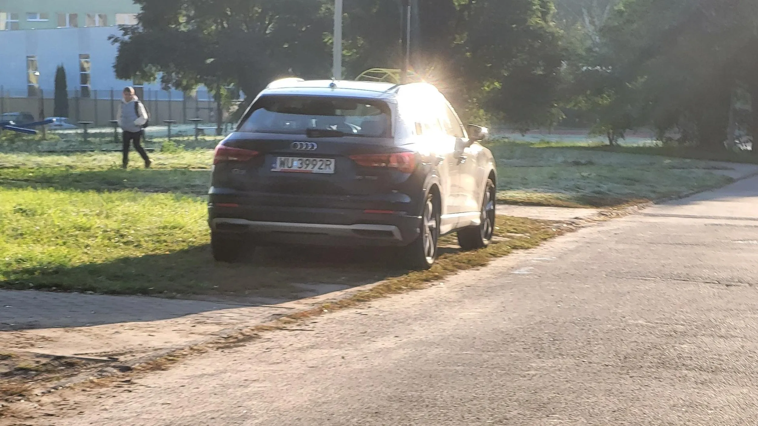 Dziękujemy za niszczenie trawnika na naszym osiedlu