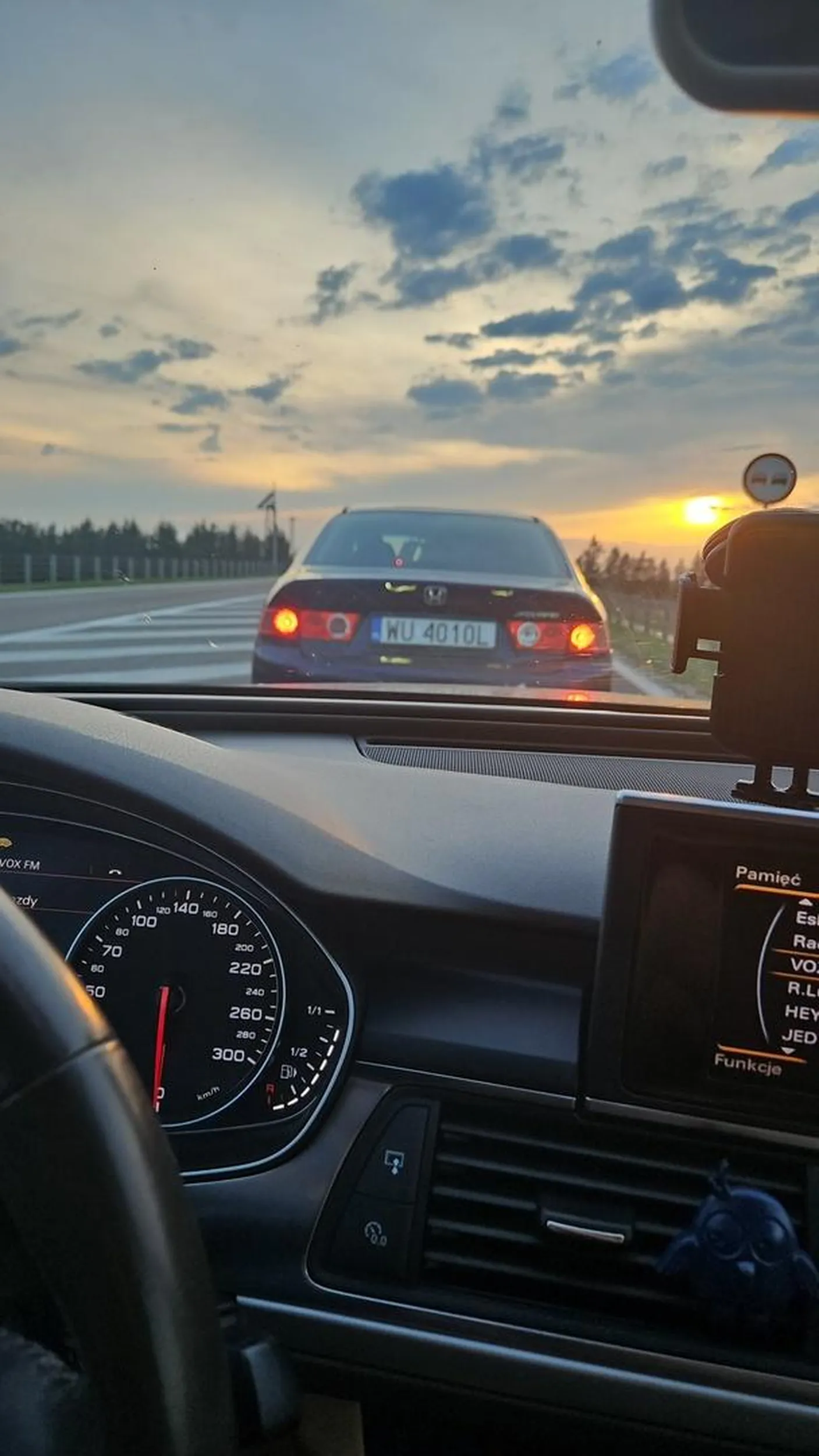 Zawodnik małojajeczny próbujący popisać się przed partnerką, nie wpuszczając na zwężeniu drogi , następnie pokazując środkowy palec i każąc "wypierdalać", nie pozdrawiam ?