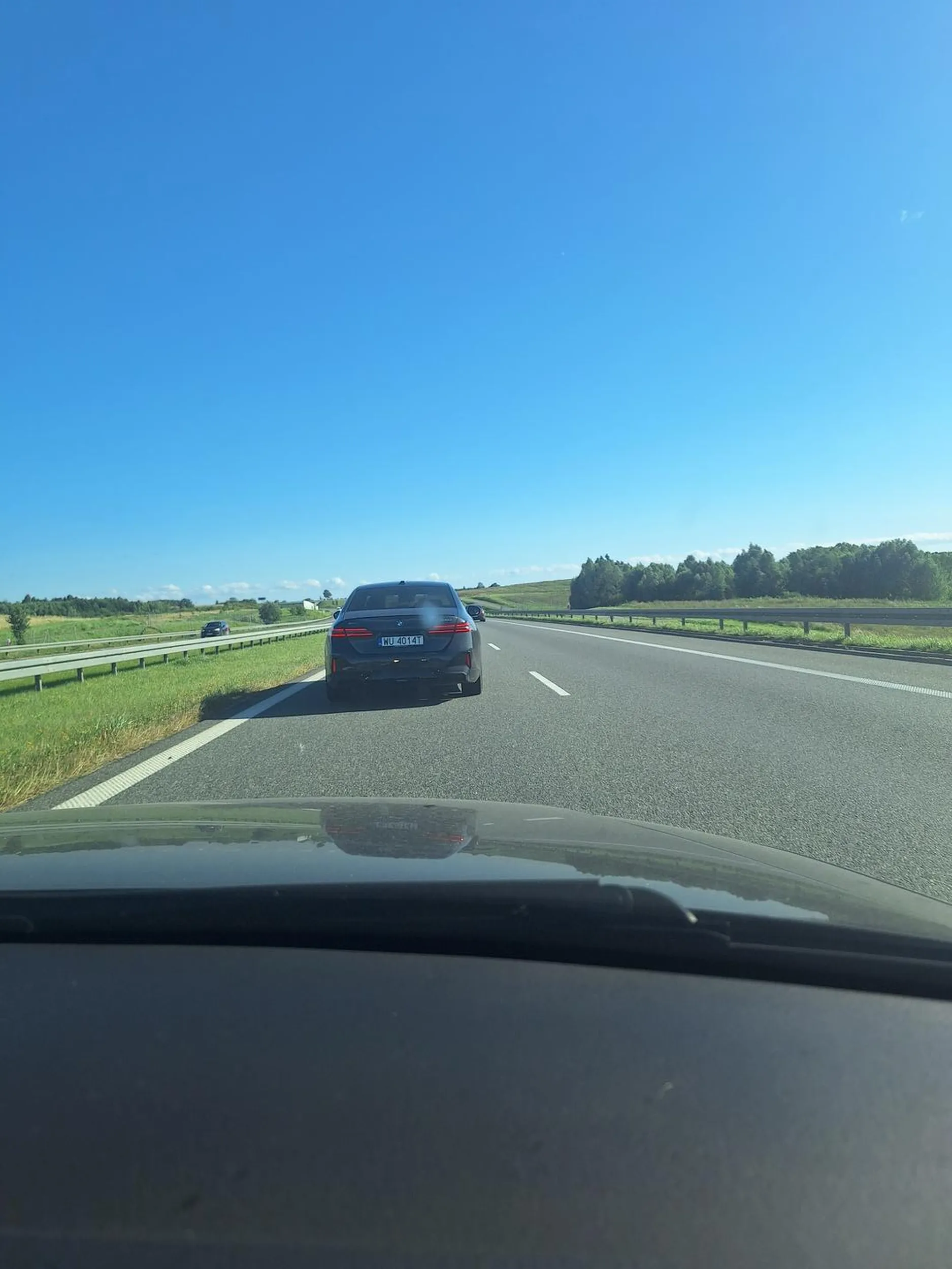 Na trasie S7 doszło do bardzo niebezpiecznej sytuacji z udziałem kierowcy BMW. Podczas wjeżdżania na lewy pas zajechał nam drogę w taki sposób, że zmusił nas do gwałtownego hamowania niemal do zera, aby uniknąć zderzenia. Później, zamiast kontynuować jazdę zgodnie z przepisami, celowo blokował lewy pas, uniemożliwiając wyprzedzenie go. Zachowanie tego kierowcy było skrajnie nieodpowiedzialne i mogło doprowadzić do poważnego wypadku.