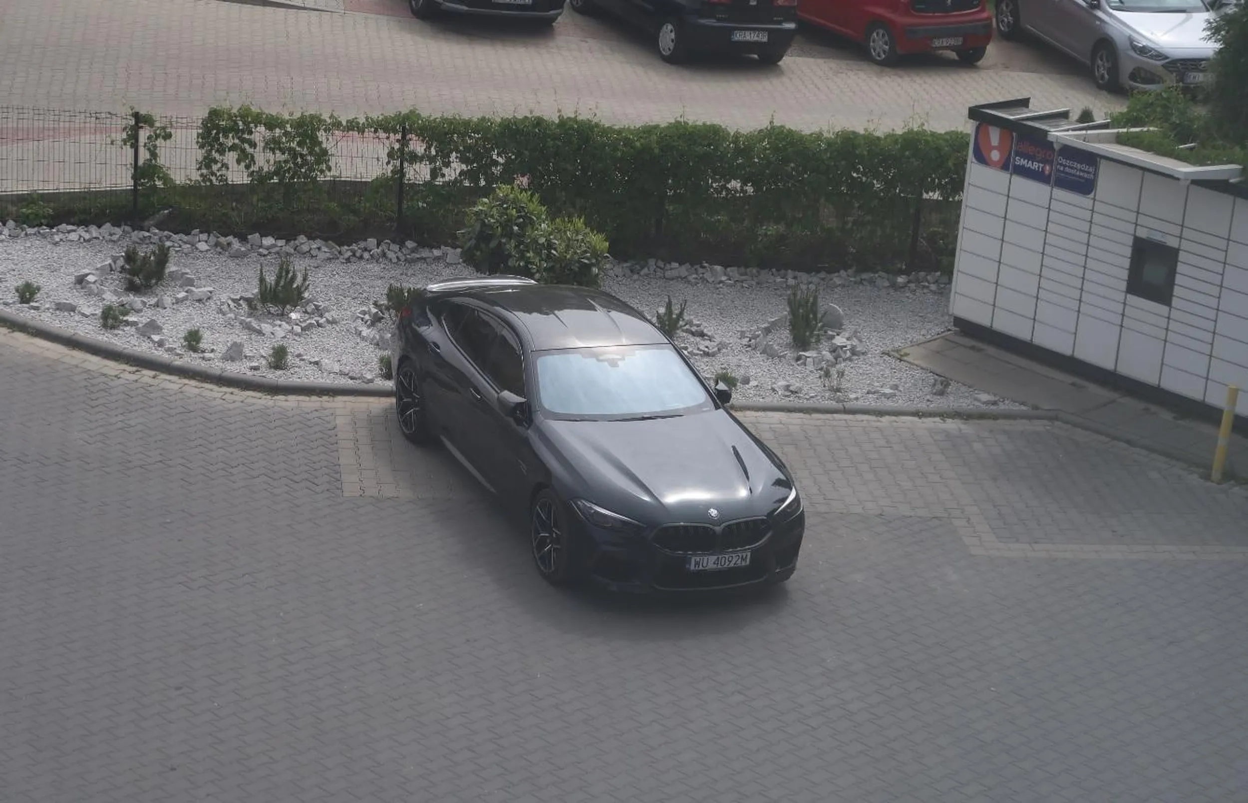 Parkuje na ukos miejsca parkingowego. Jak w memie.