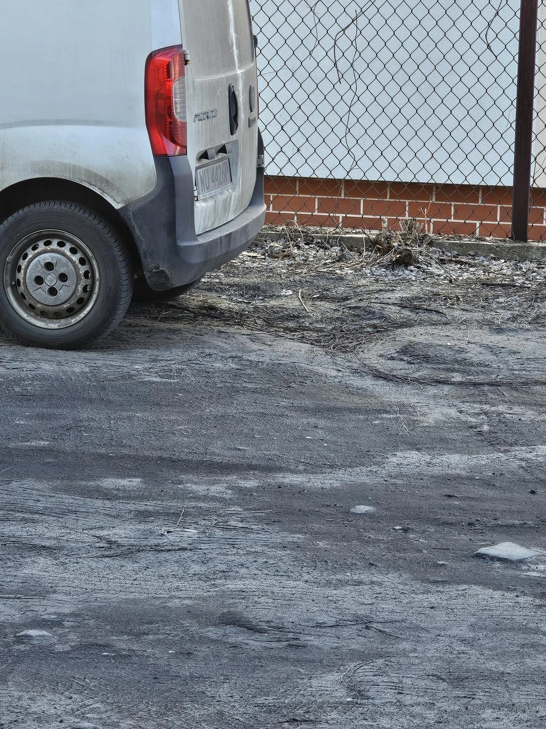 Kierowca wjezdza na prywatna posesje zostawia auto na prywatnym terenie na kilka dni na przeciwko bramy wjazdowej do firmy. Urzadza parking z czyjegoś tereni