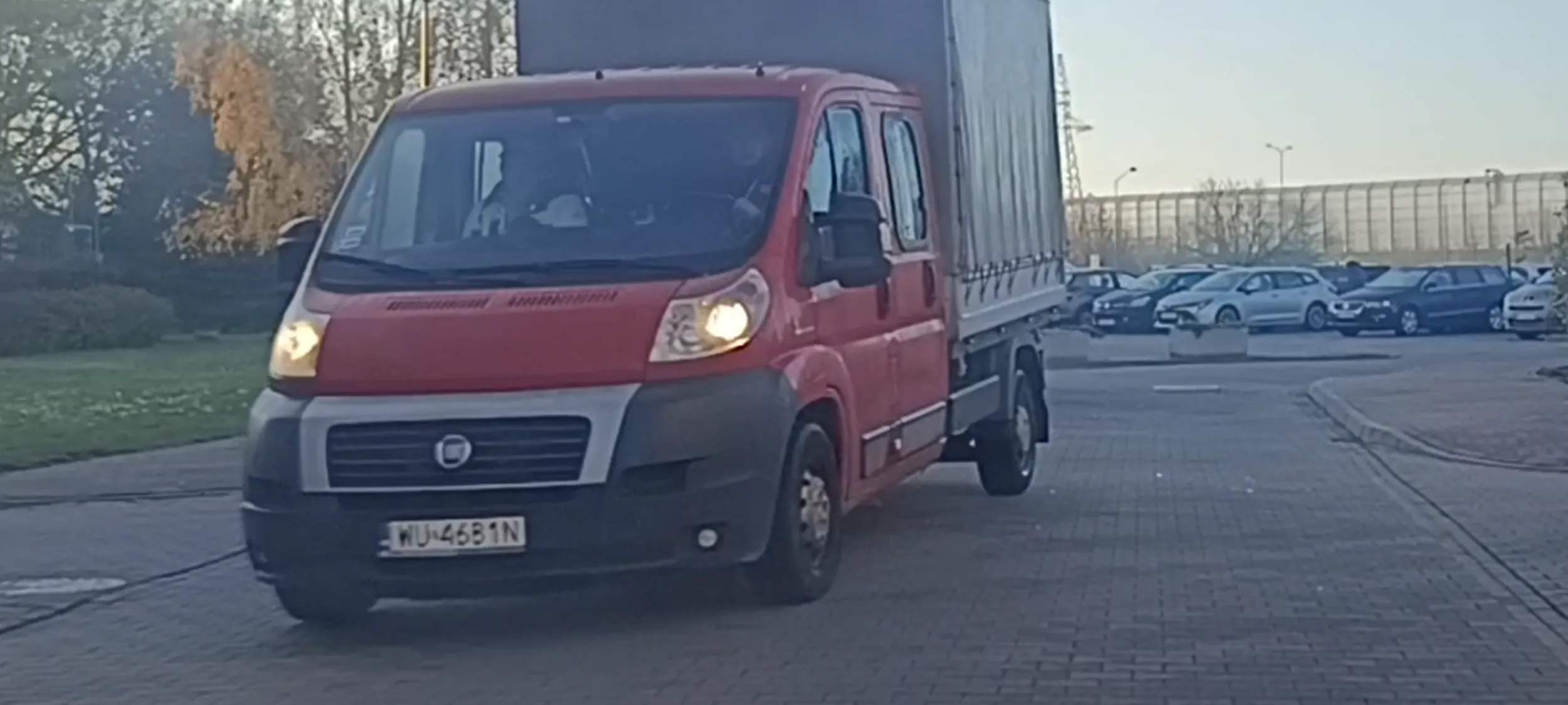 Kierujący to cham jeżdżący środkiem ulicy zamiast prawą stroną.