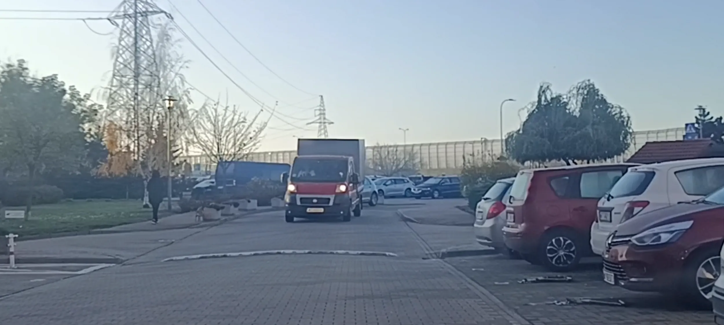 Kierujący to cham jeżdżący środkiem ulicy zamiast prawą stroną.