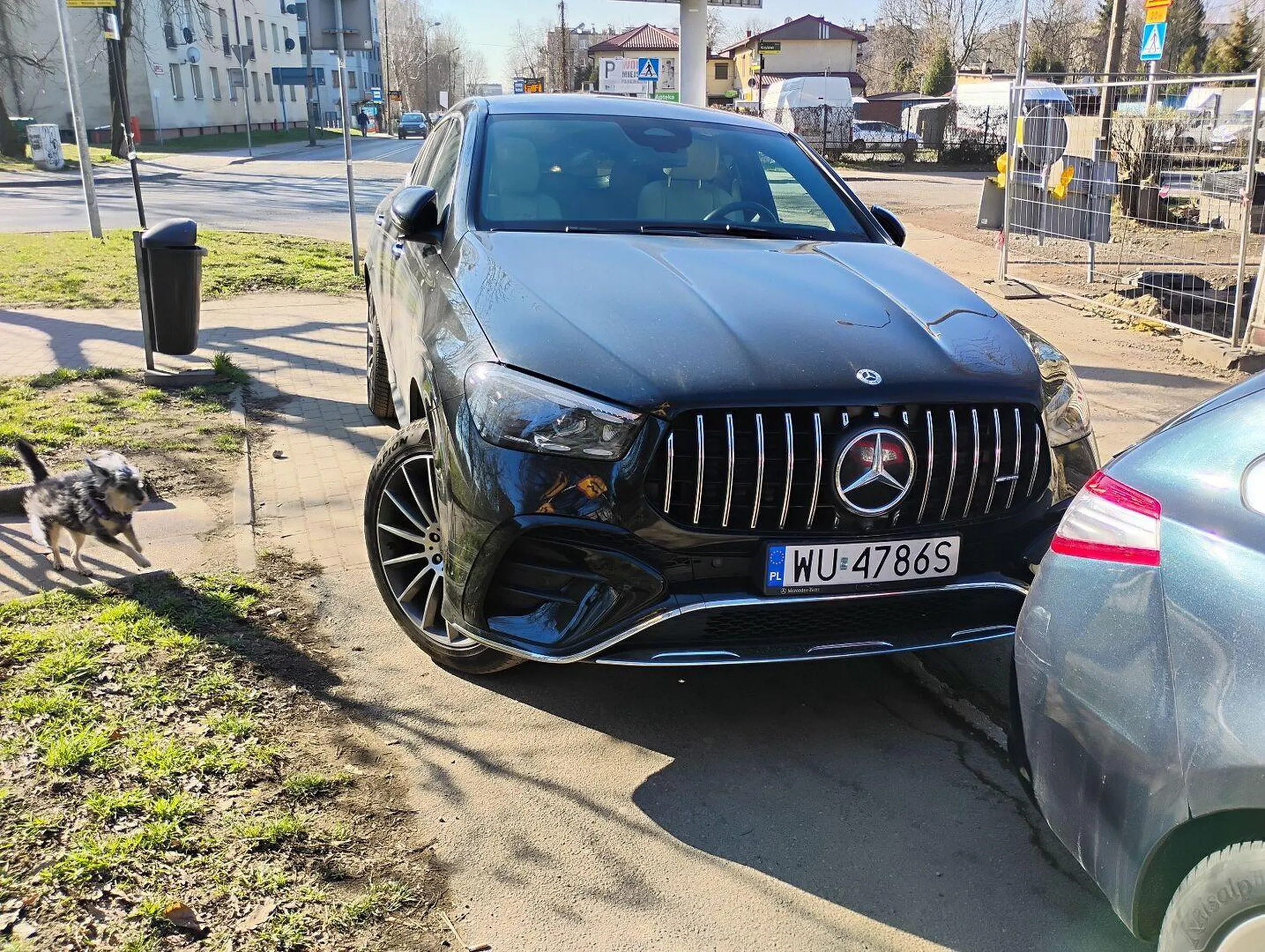 Nie potrafi zaparkować bez blokowania chodnika