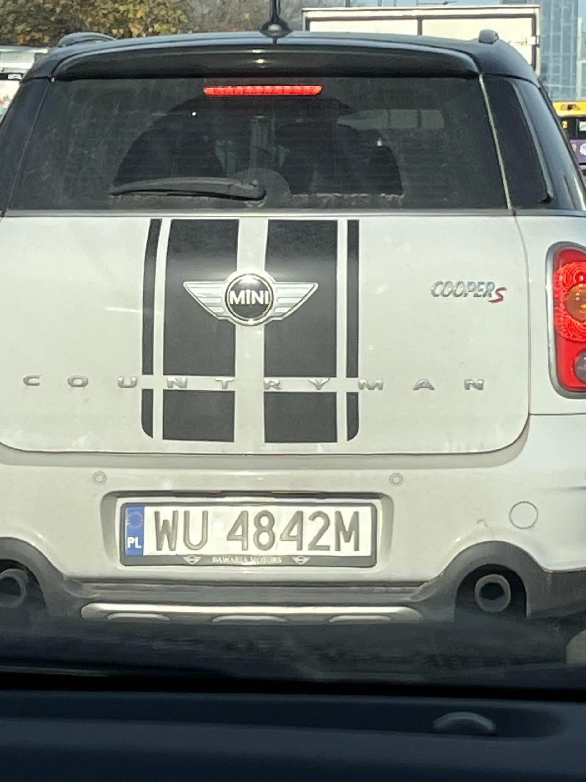 pani za kierownicą wygrała prawo jazdy w czipsach, prosze odebrać jej prawa do prowadzenia pojazdów 4 kołowych, bez szacunku i pozdrowień