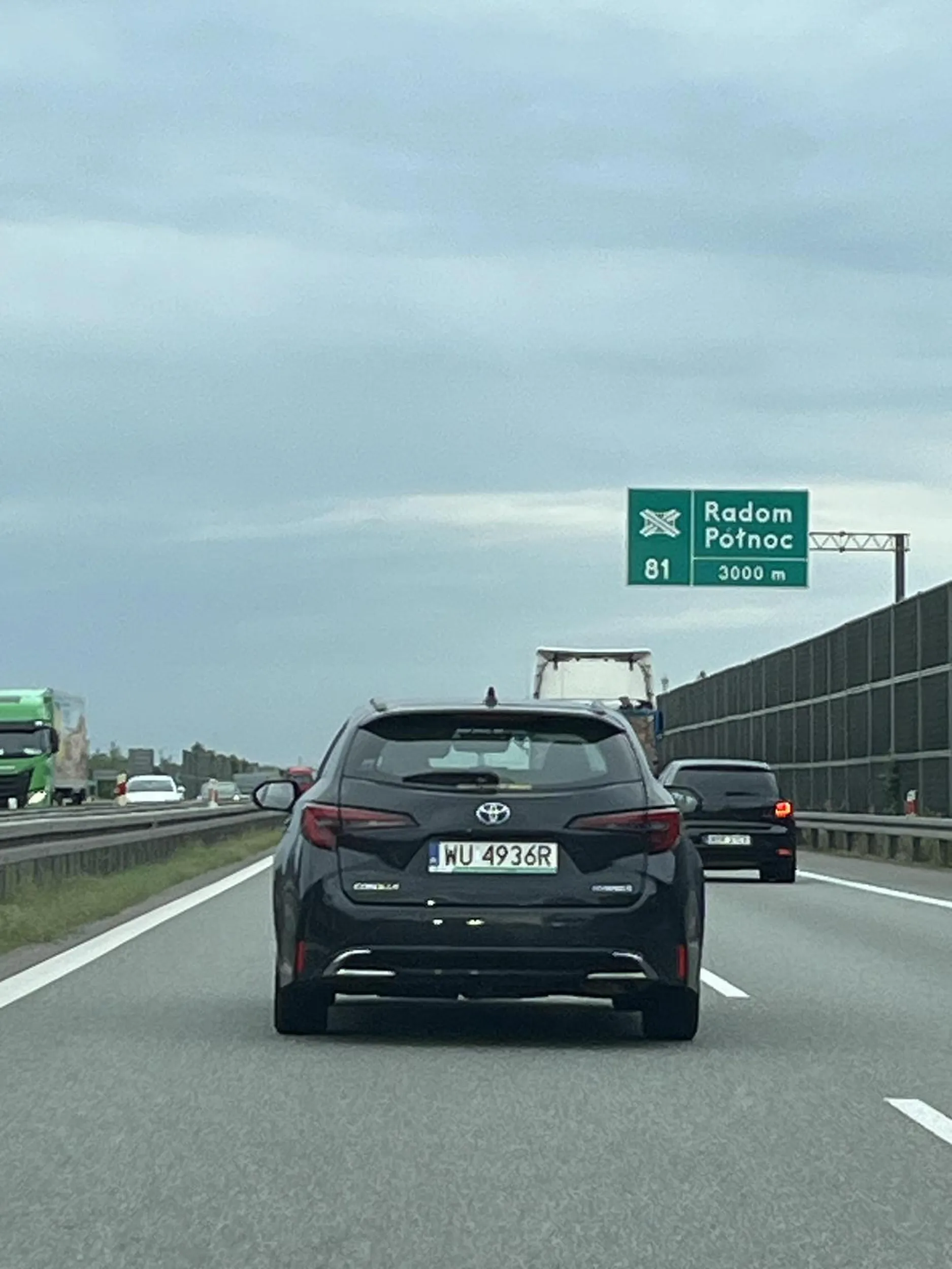 Kobieta kierująca pojazdem całą trasę S7 z Warszawy do Radomia jedzie patrząc się w telefon, który trzyma w jednej ręce. Nie zachowuje bezpiecznej odległości jadąc ponad 130km/h