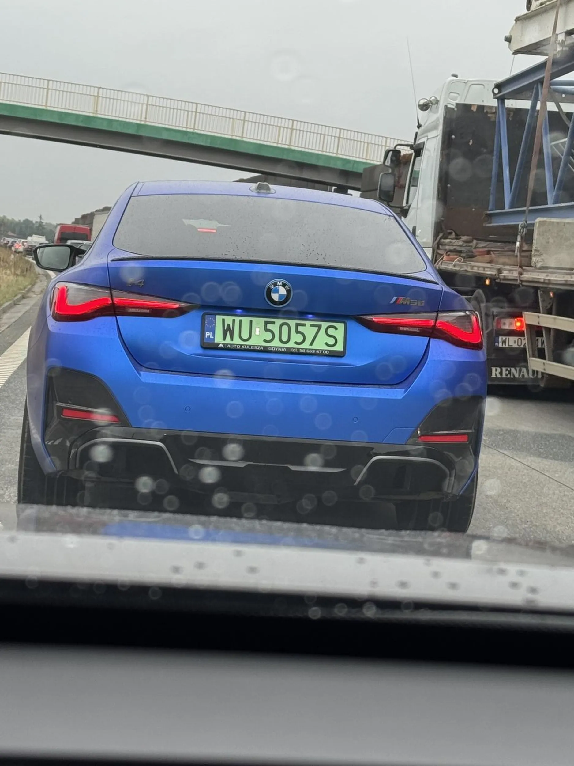 1.	Gwałtowna zmiana pasa ruchu bez upewnienia się o bezpieczeństwie manewru. 2.	Użycie sygnału dźwiękowego bez uzasadnionej potrzeby (zgodnie z przepisami sygnał wolno stosować wyłącznie w celu uniknięcia zagrożenia). 3.	Mruganie światłami w sposób niezgodny z przeznaczeniem, bez powodu związanego z ostrzeganiem o niebezpieczeństwie. Takie zachowanie można zakwalifikować jako agresywną jazdę i stwarzanie zagrożenia w ruchu drogowym.