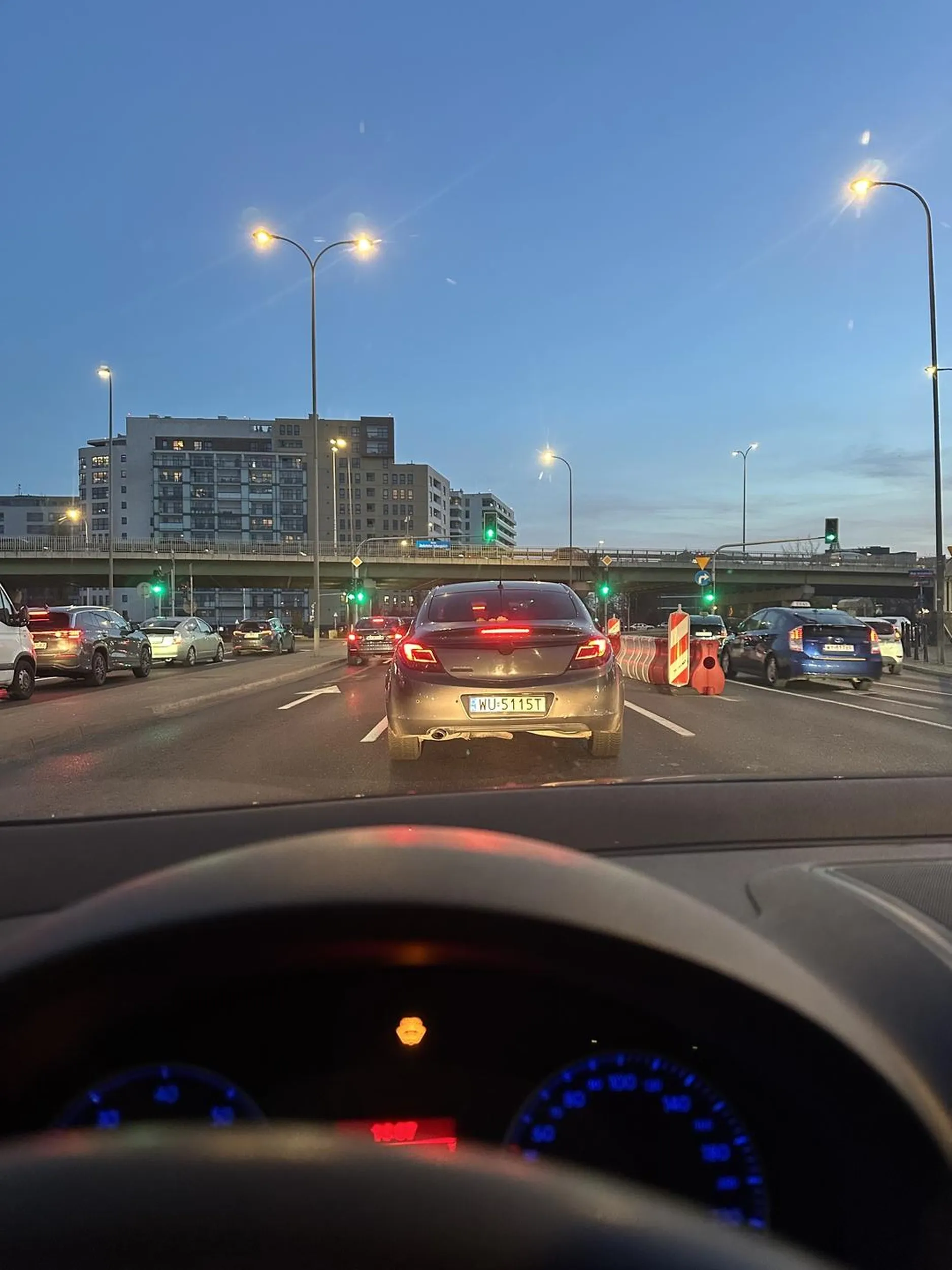 Kolego dzięki że mrugnąłeś światłami. Nic się nie stało.