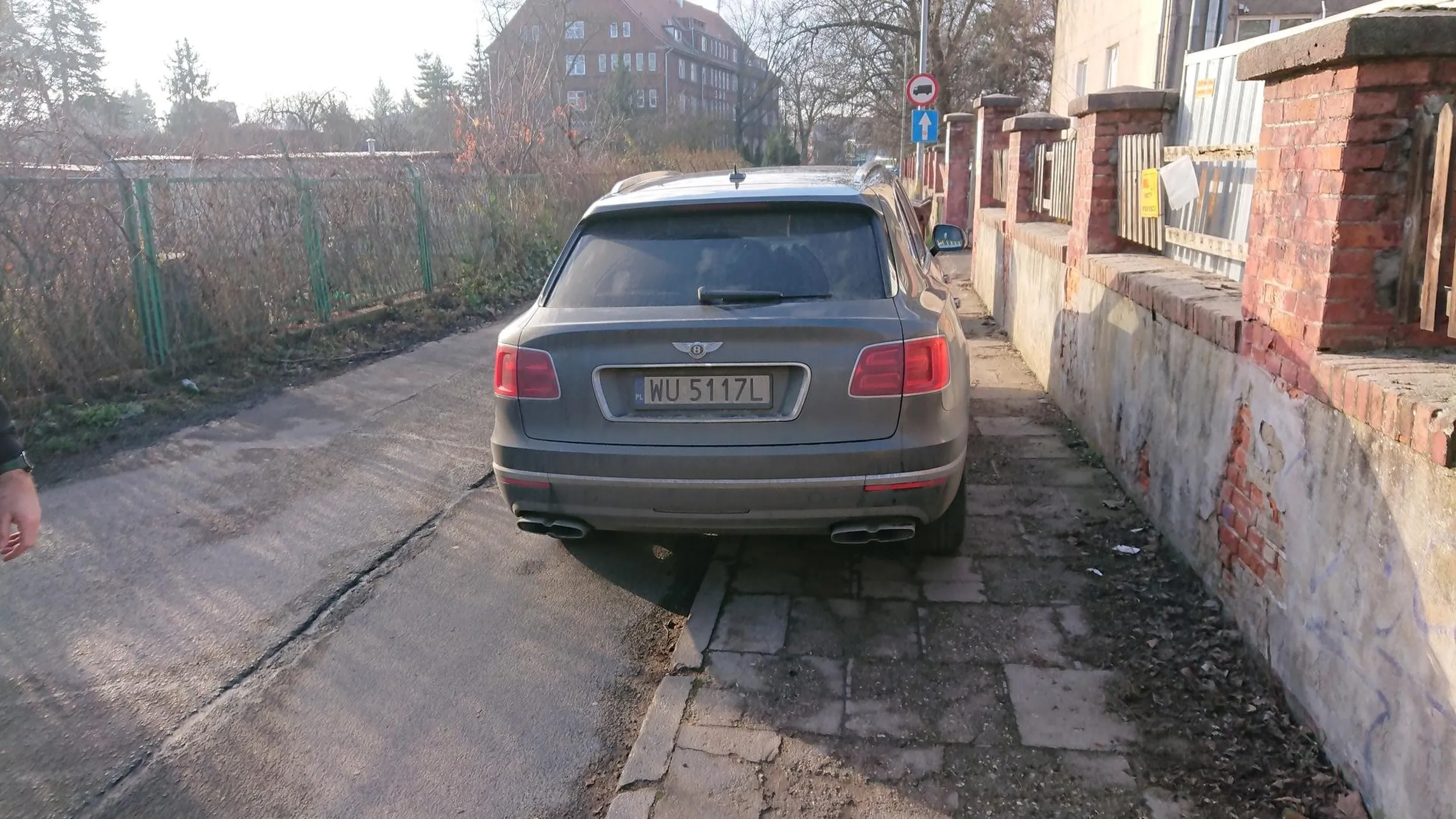 Na zakazie, bez zostawienia miejsca pieszym. Do tego kupił Bentleya bez pakietu "Kultura", bo potok bluzgów płynący z ust kierowcy był taki, że nawet marynarza by zatkało!