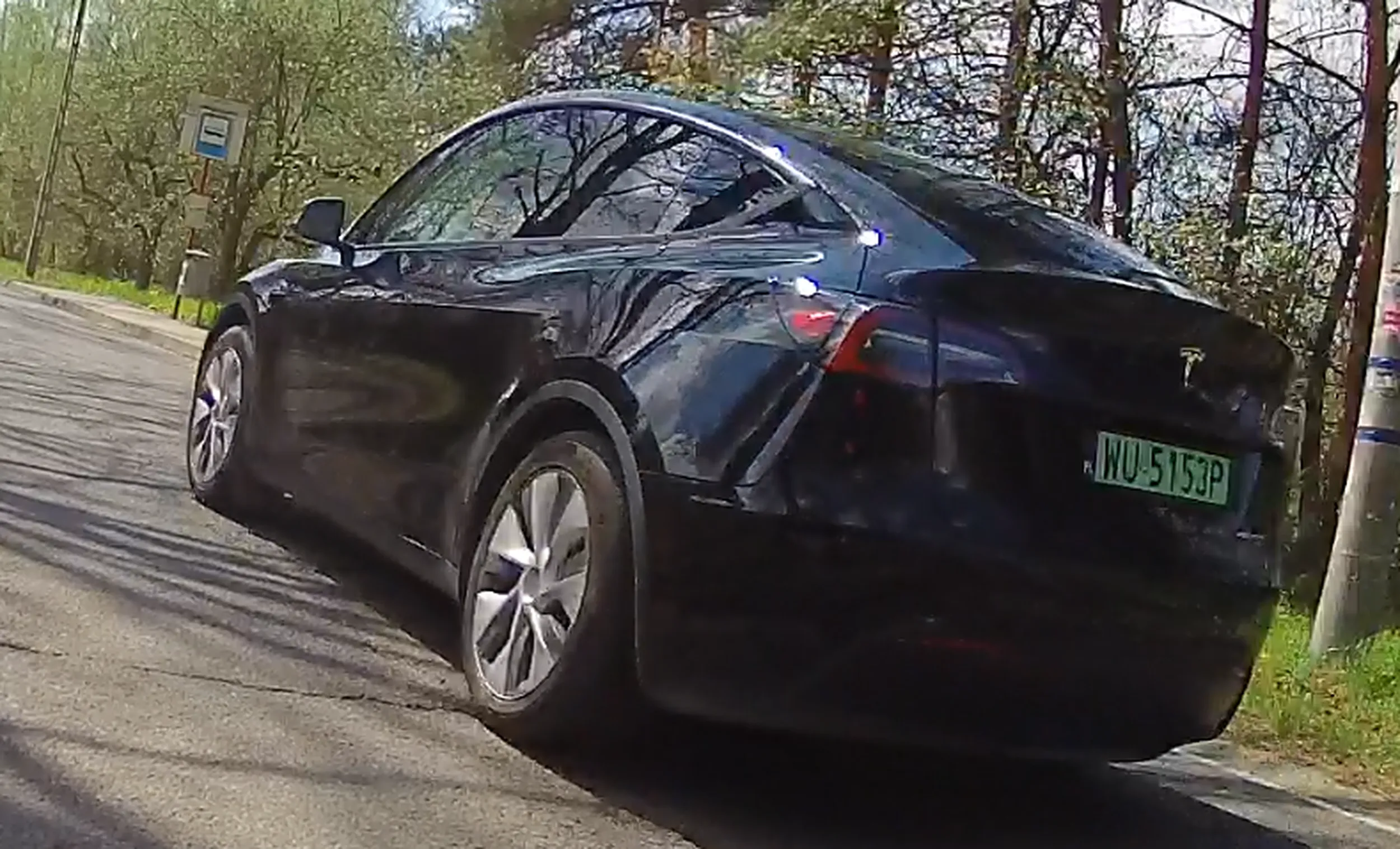 Wyjeżdza z podporządkowanej wprost na kolarza.. BO TESLA, to nie trzeba patrzeć