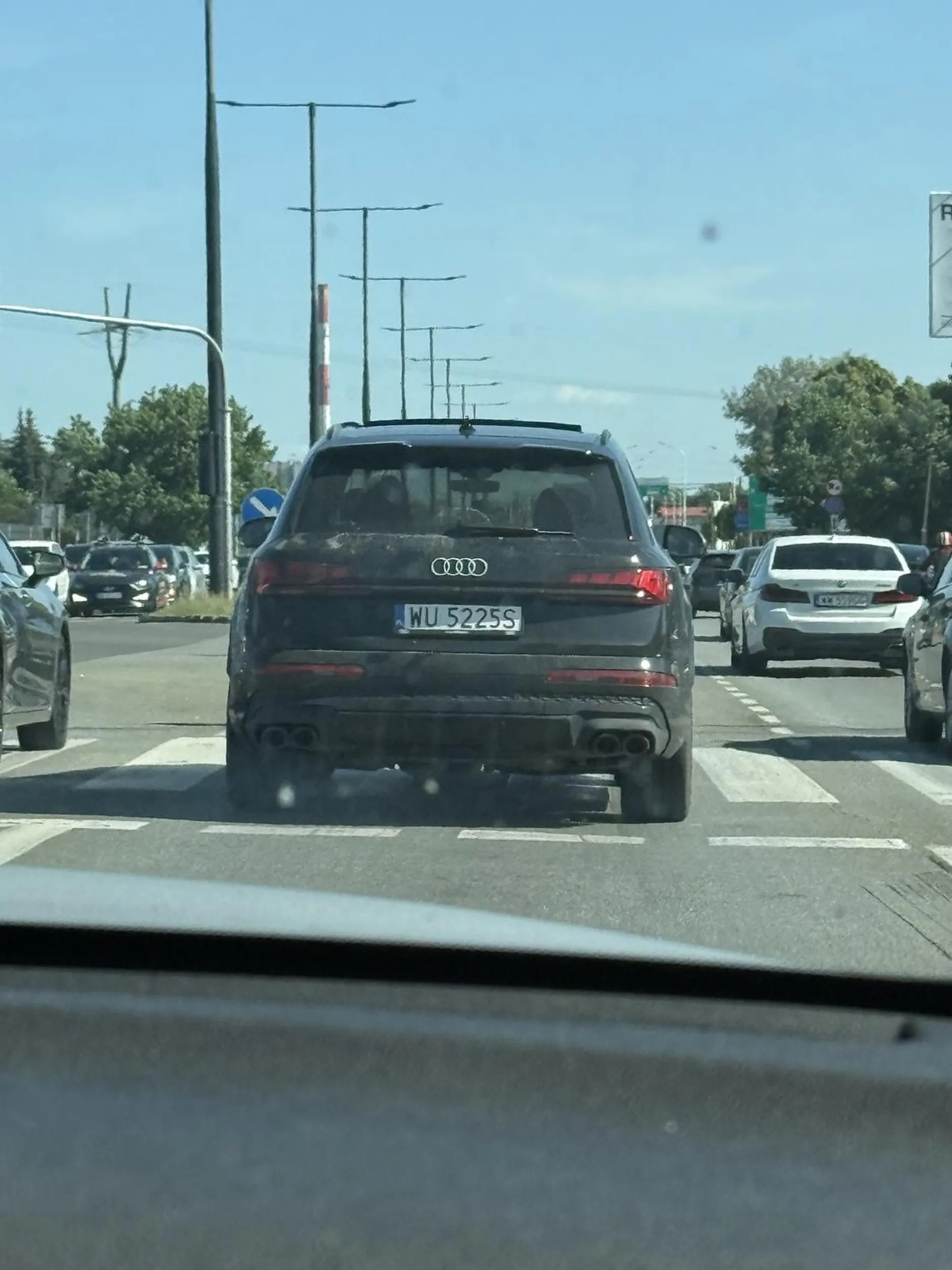 Kierowca prowadzący Audi zachowuje się jakby był pod wpływem substancji odurzających