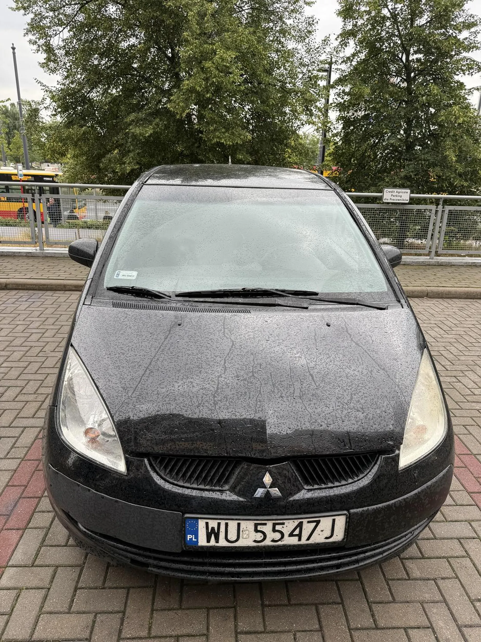 Uważajcie. Pod adresem ul. 01-459 Warszawa, Górczewska 200, parking Banku Credyt Agrecol, kobieta parkuje samochód na parkingu, wysiadając z samochodu, uszkadza inny. Zamiast przeprosić, ucieka, a na uwagę krzyczy, że to nie ona. Zachowuje się niegrzecznie, nie szanuje nie tylko innych kierowców, ale prawdopodobnie również ludzi. Uważajcie. I niech ta kobieta pamięta, że Bóg widzi wszystko!