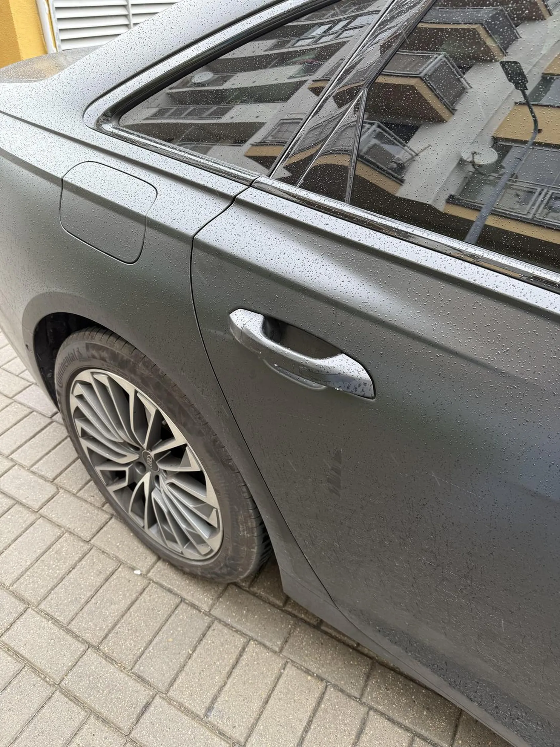 Uważajcie. Pod adresem ul. 01-459 Warszawa, Górczewska 200, parking Banku Credyt Agrecol, kobieta parkuje samochód na parkingu, wysiadając z samochodu, uszkadza inny. Zamiast przeprosić, ucieka, a na uwagę krzyczy, że to nie ona. Zachowuje się niegrzecznie, nie szanuje nie tylko innych kierowców, ale prawdopodobnie również ludzi. Uważajcie. I niech ta kobieta pamięta, że Bóg widzi wszystko!