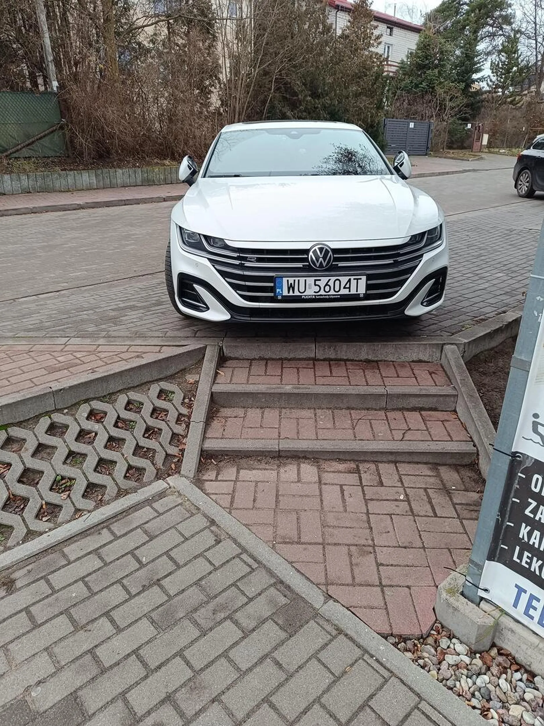 Pusty parking, a ten kierowca (już nie pierwszy raz chce wjechać wprost do szatni na basen. Ludzie z dziećmi i starsi nie mają jak schodzić bo człowiekowi nawet metr się nie chce przejść.
