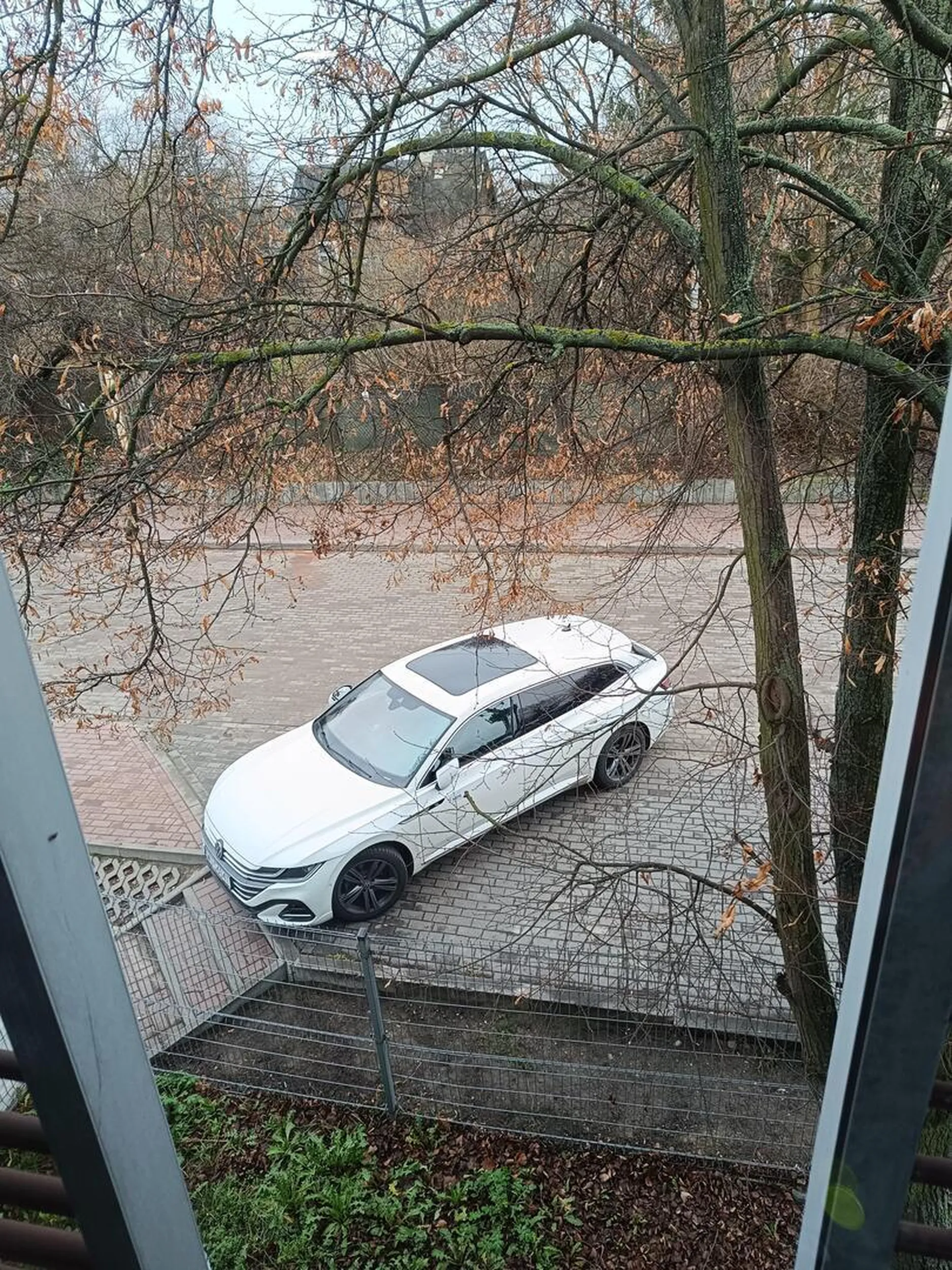 Pusty parking, a ten kierowca (już nie pierwszy raz chce wjechać wprost do szatni na basen. Ludzie z dziećmi i starsi nie mają jak schodzić bo człowiekowi nawet metr się nie chce przejść.